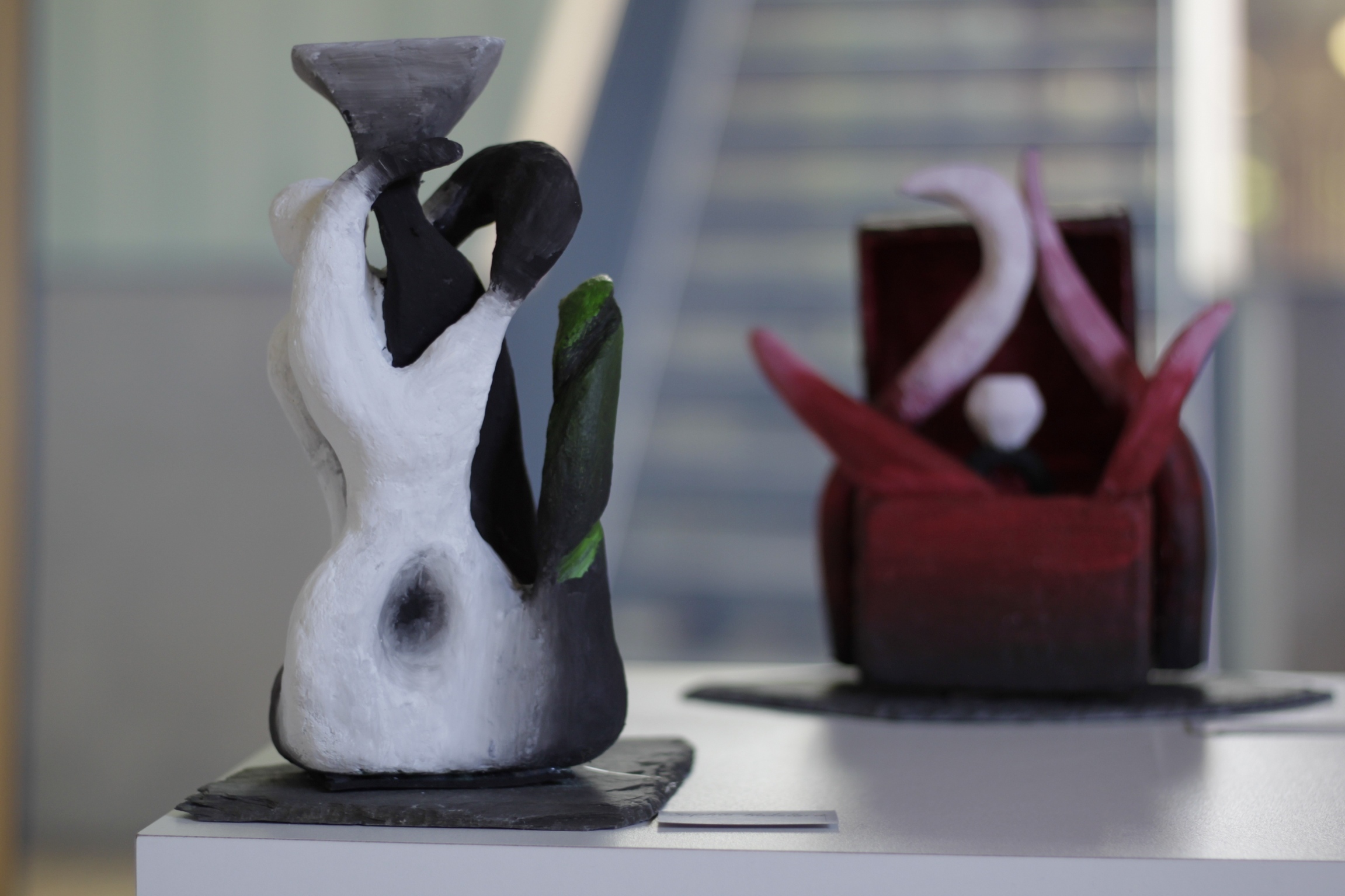 Exponate der Schülerkunstausstellung in den Räumen der Fachhochschule Südwestfalen. Foto: Christian Klett, FH Südwestfalen