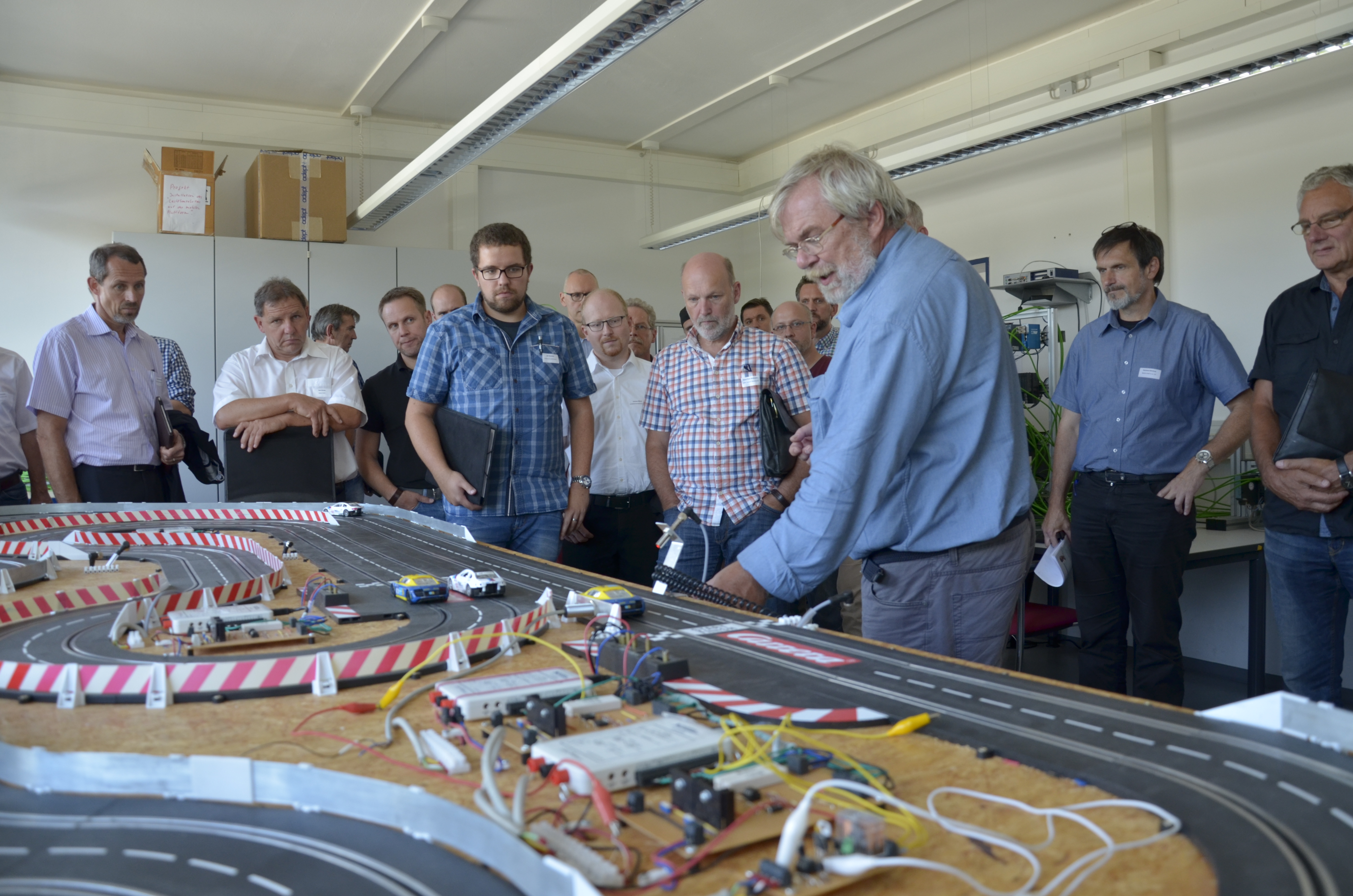 Auch an einer Carrerabahn können mechatronische Systeme verdeutlicht werden, wie Wolf Schneider, Wissenschaftlicher Mitarbeiter von Prof. Venhaus, den Teilnehmern erklärte