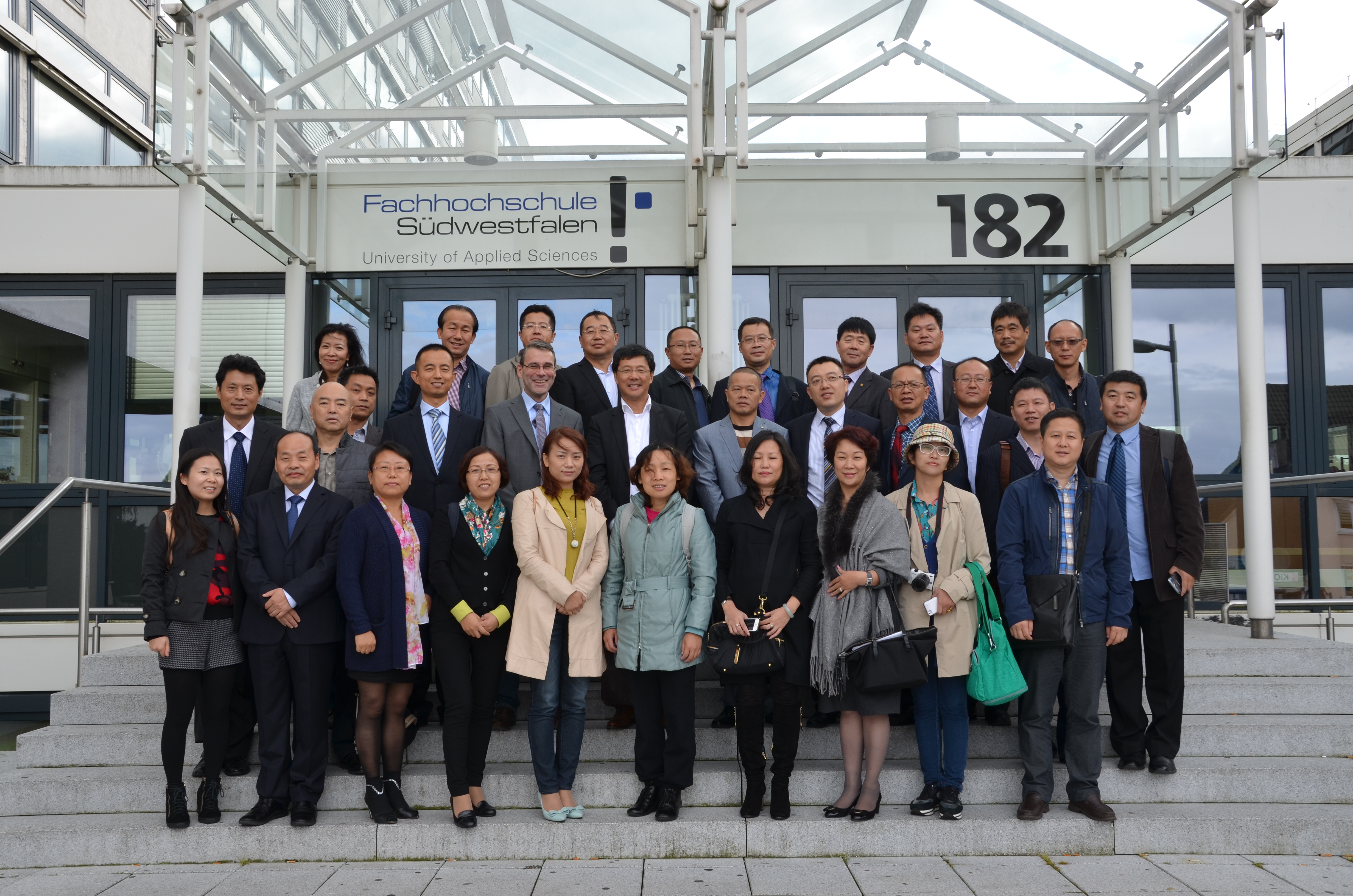 Prof. Dr. Andreas de Vries (mittlere Reihe 5. v. li.) und Prof. Dr. Naiming Wei (mittlere Reihe 6. v. li.) empfingen die Gäste aus China an der Fachhochschule Südwestfalen in Hagen.