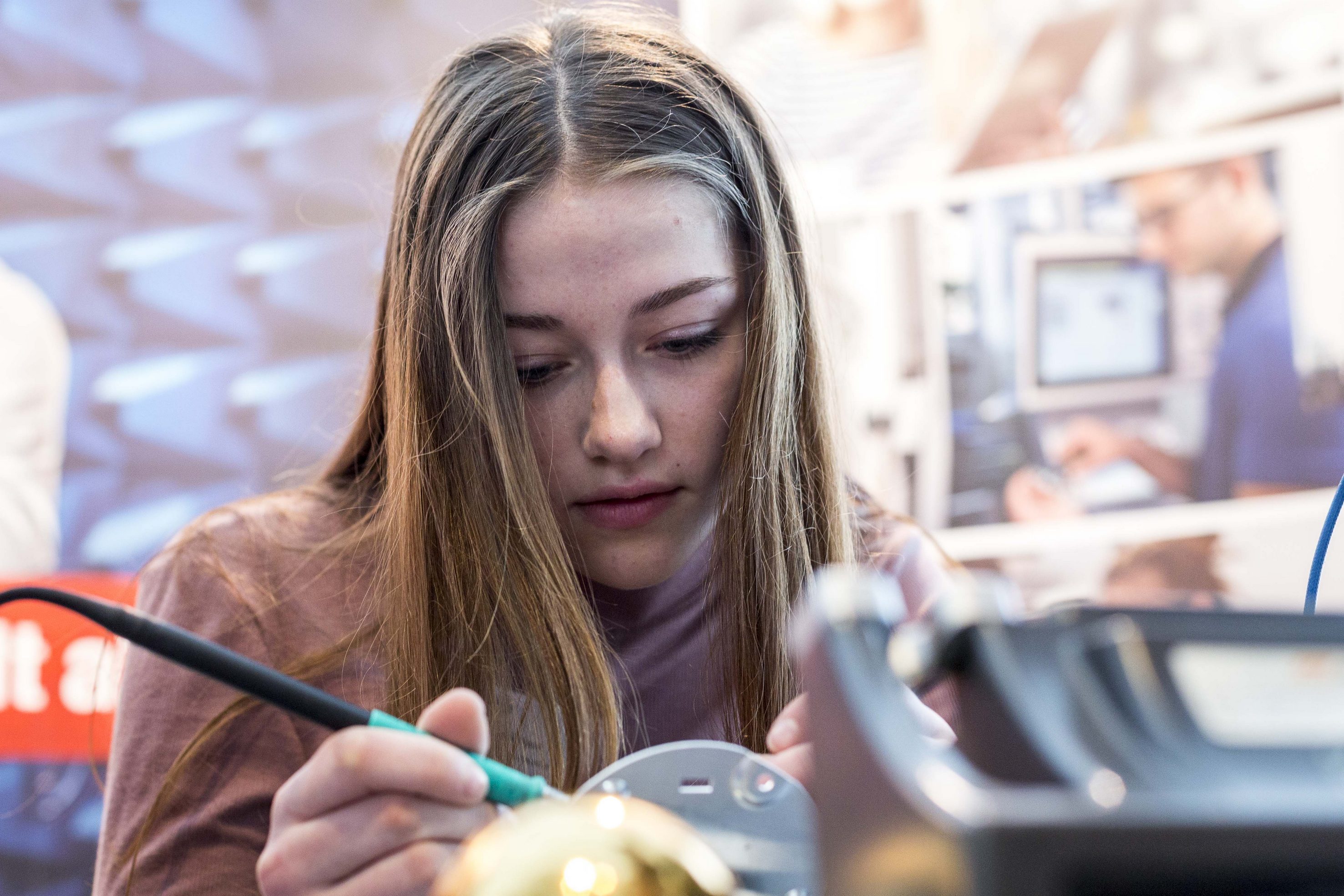 Mädchen und Technik – ob das geht, lässt sich am Girls’Day ausprobieren Foto: Marc Beckmann, www.girls-day.de