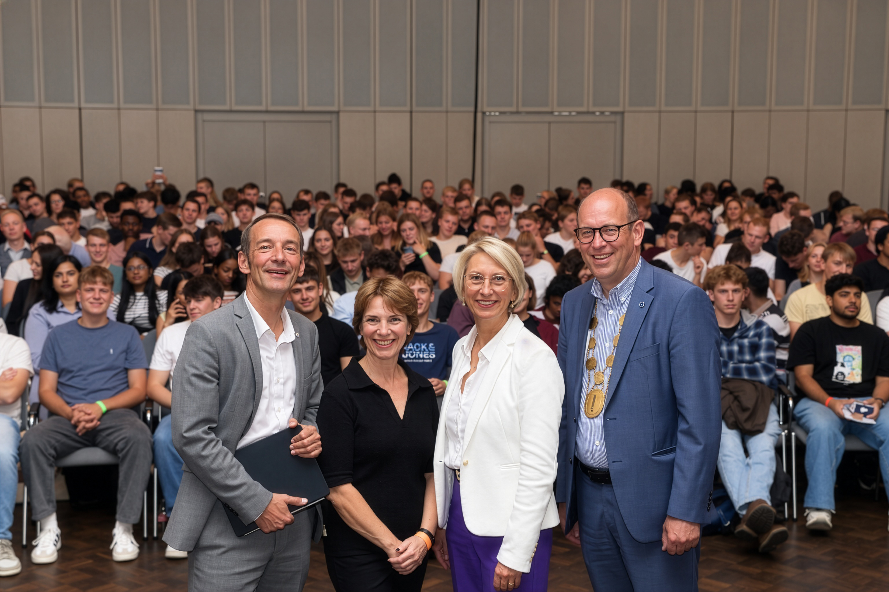 (v.l.n.r.) Bürgermeister Marcus Schiffer, Prorektorin Prof. Eva Briedigkeit, Carolin Brautlecht, Geschäftsführerin der Wirtschaft und Marketing Soest GmbH und Rektor Prof. Dr. Dr. Alexander Prange begrüßten die Erstsemester in der Soester Stadthalle.