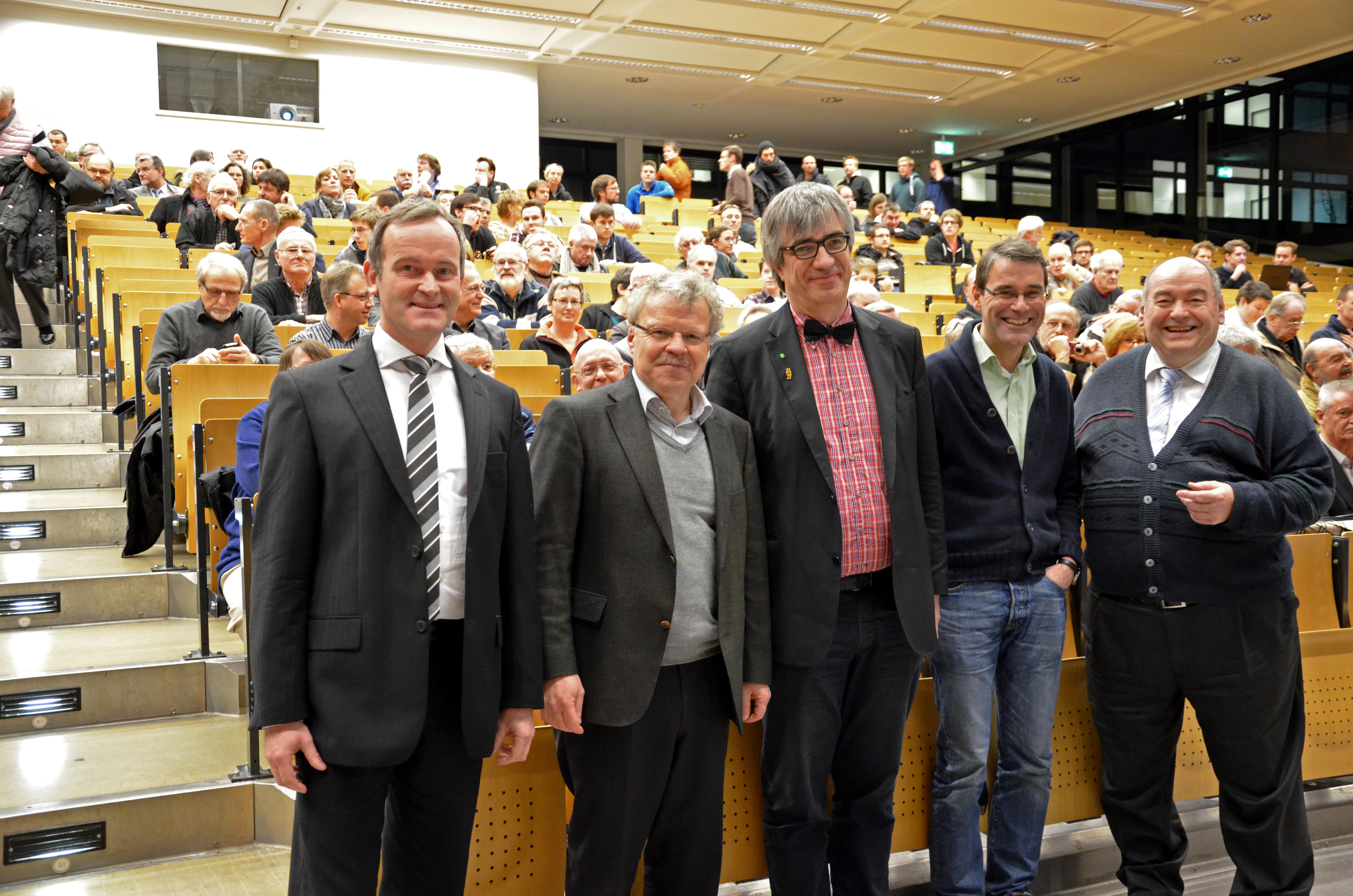 Dr. Reinhold Ewald (2. v. li.) und Prof. Dr. Metin Tolan (Mitte) waren die Referenten des letzten Hagener Hochschulgesprächs des Wintersemesters 2014/15. Die von Prof. Dr. André Coners organisierte Vortragsreihe erwies sich als wahrer Publikumsmagnet