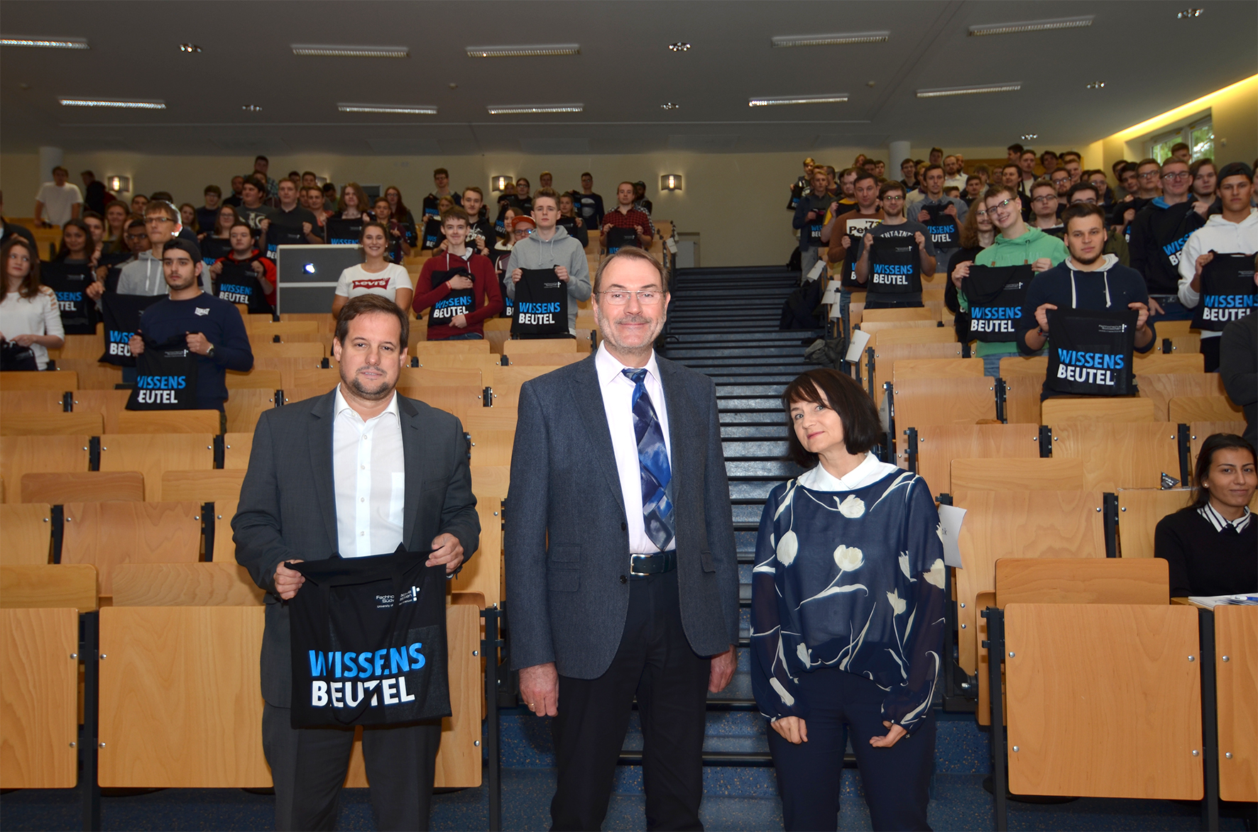 Thorsten Schick begrüßte gemeinsam mit Prodekan Prof. Dr. Uwe Klug und Dekanin Prof. Dr. Eva Eisenbarth (v.l.n.r.) die neuen Studierenden des Fachbereichs Informatik und Naturwissenschaften