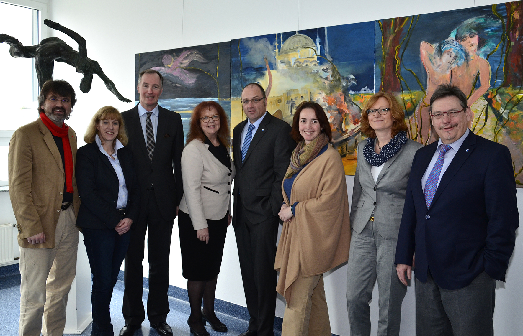 Foto (v.l.n.r.) René Röspel, Christel Voßbeck-Kayser, Dr. Matthias Heider, Inge Blask, Rektor Prof. Dr. Claus Schuster, Angela Freimuth, Prorektorin Christine Kohring, Kanzler Heinz-Joachim Henkemeier