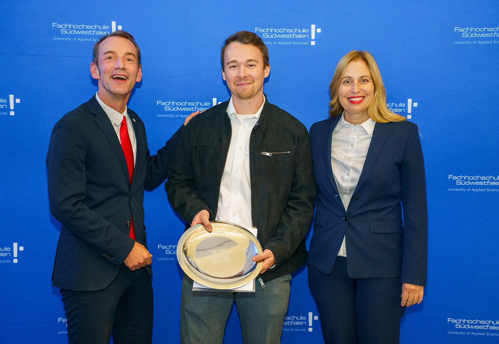 Bürgermeister Marcus Schiffer gratulierte Timon Hampe zum Soester Innovationspreis. Foto: Jennifer Herz