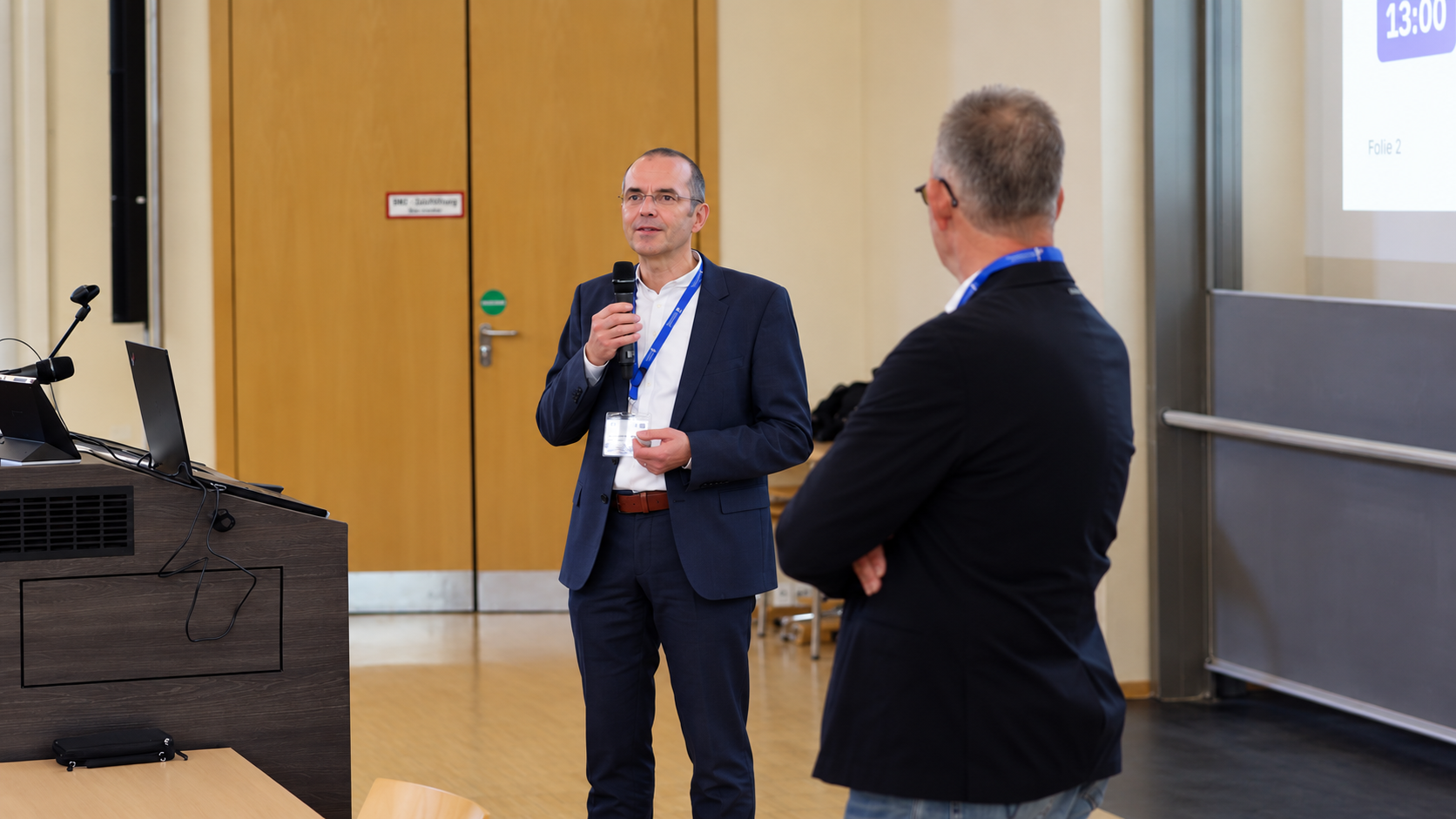 Prof. Dr. Christian Gawron (li.) organisierte und moderierte die zweite Fachtagung zu Künstlicher Intelligenz und Data Science an der Fachhochschule Südwestfalen in Iserlohn.
