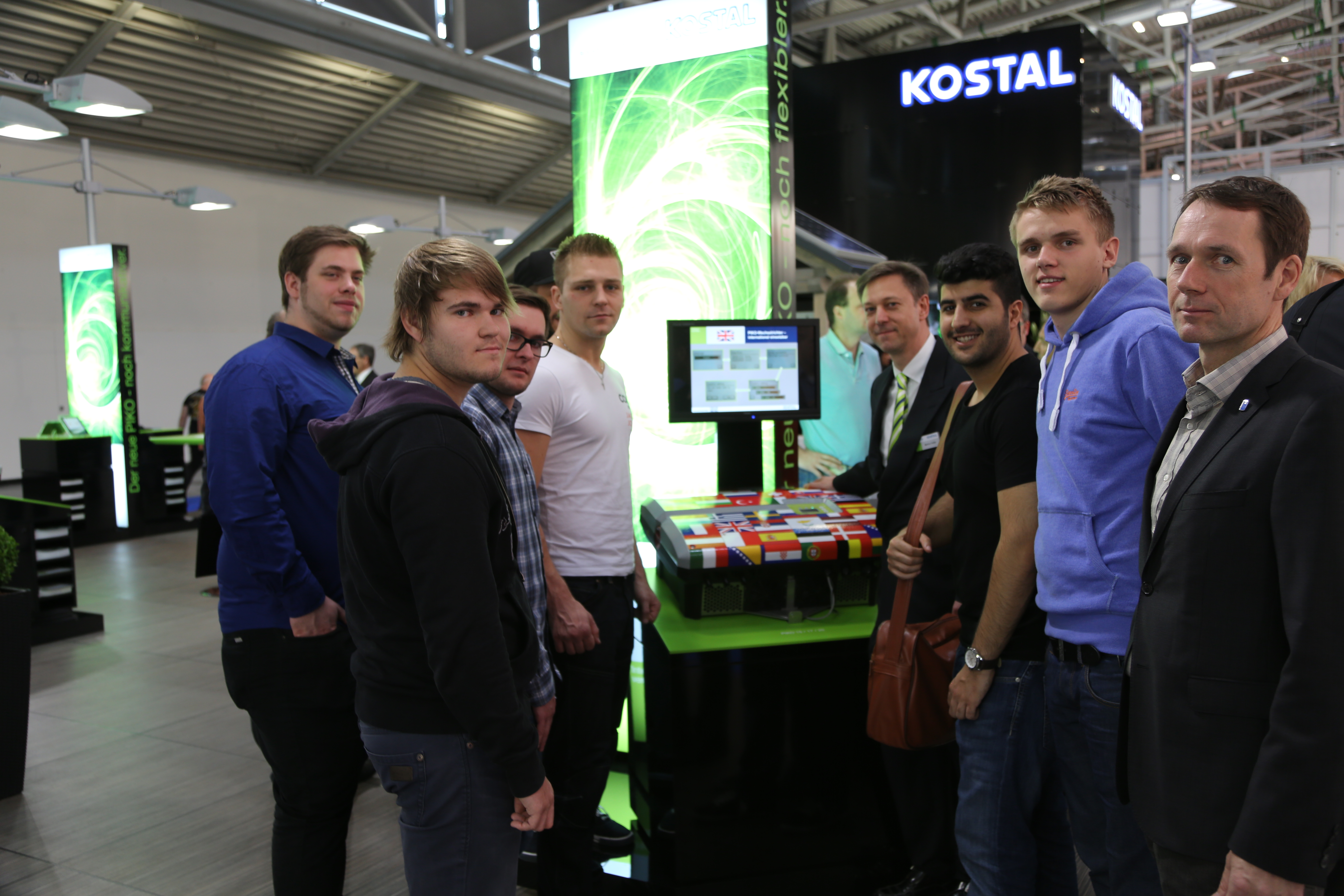 Prof. Gerald Lange (r.) und einige Studierende des Studiengangs Wirtschaftsingenieurwesen-Gebäudesystemtechnologie am Messestand der Firma Kostal auf der Intersolar in München.