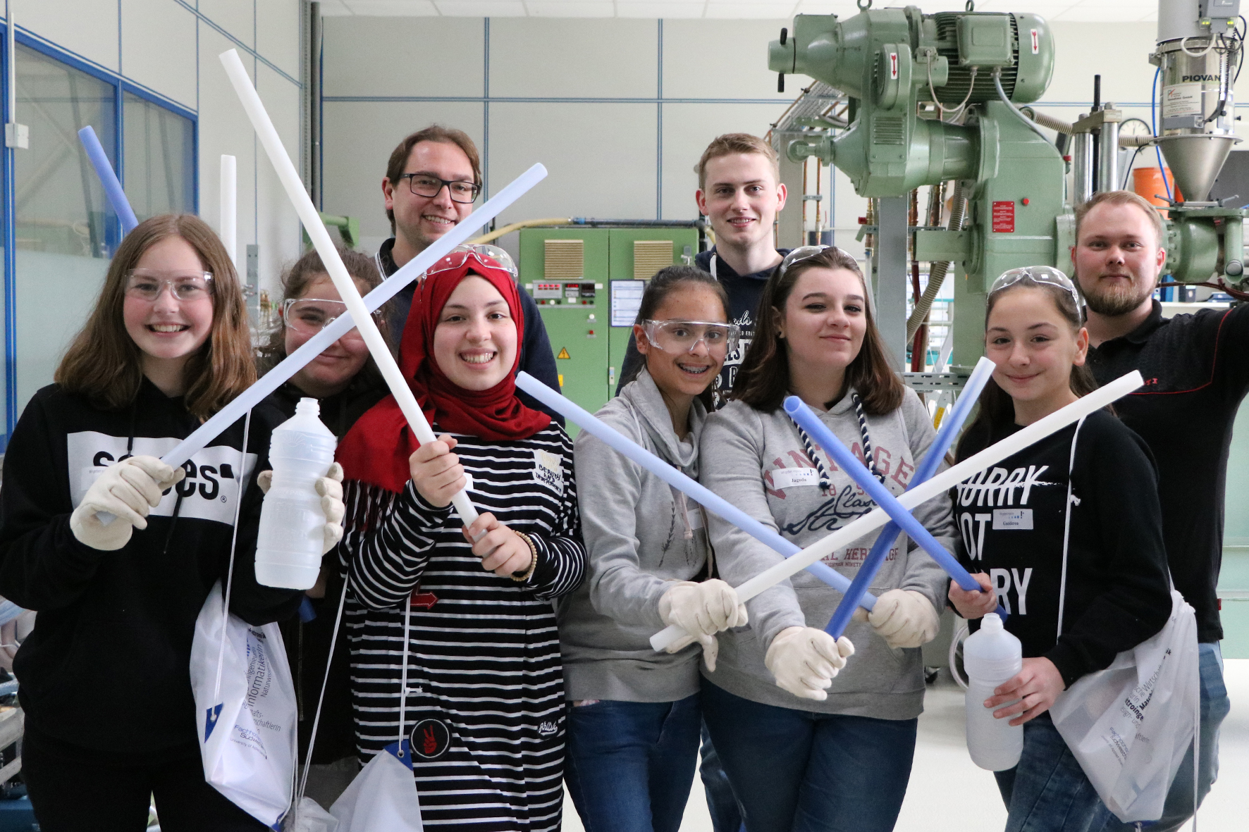 Die Schülerinnen aus der Klasse 7b der Gesamtschule Seilersee und ihr Lehrer Alexander Simon (hinten links) freuten sich über den spannenden Einblick in die Welt der Kunststoffe, vermittelt durch die beiden Kunststofftechnik-Studierenden Moritz Buczek 