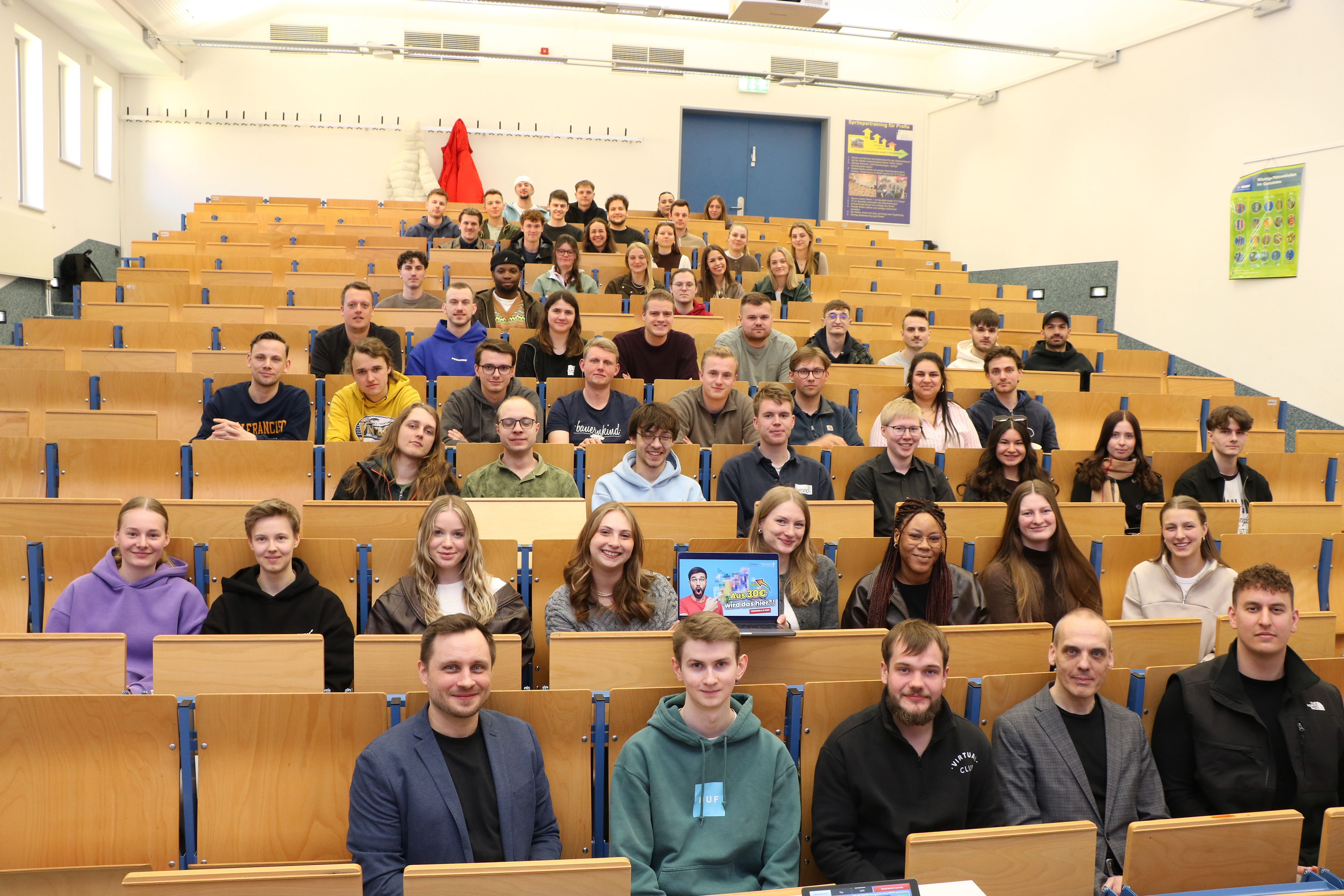 Mit vereinten Kräften und Kompetenzen wollen die Studierenden in 13 Wochen funktionale Prototypen präsentieren. Foto: FH / Sandra Pösentrup