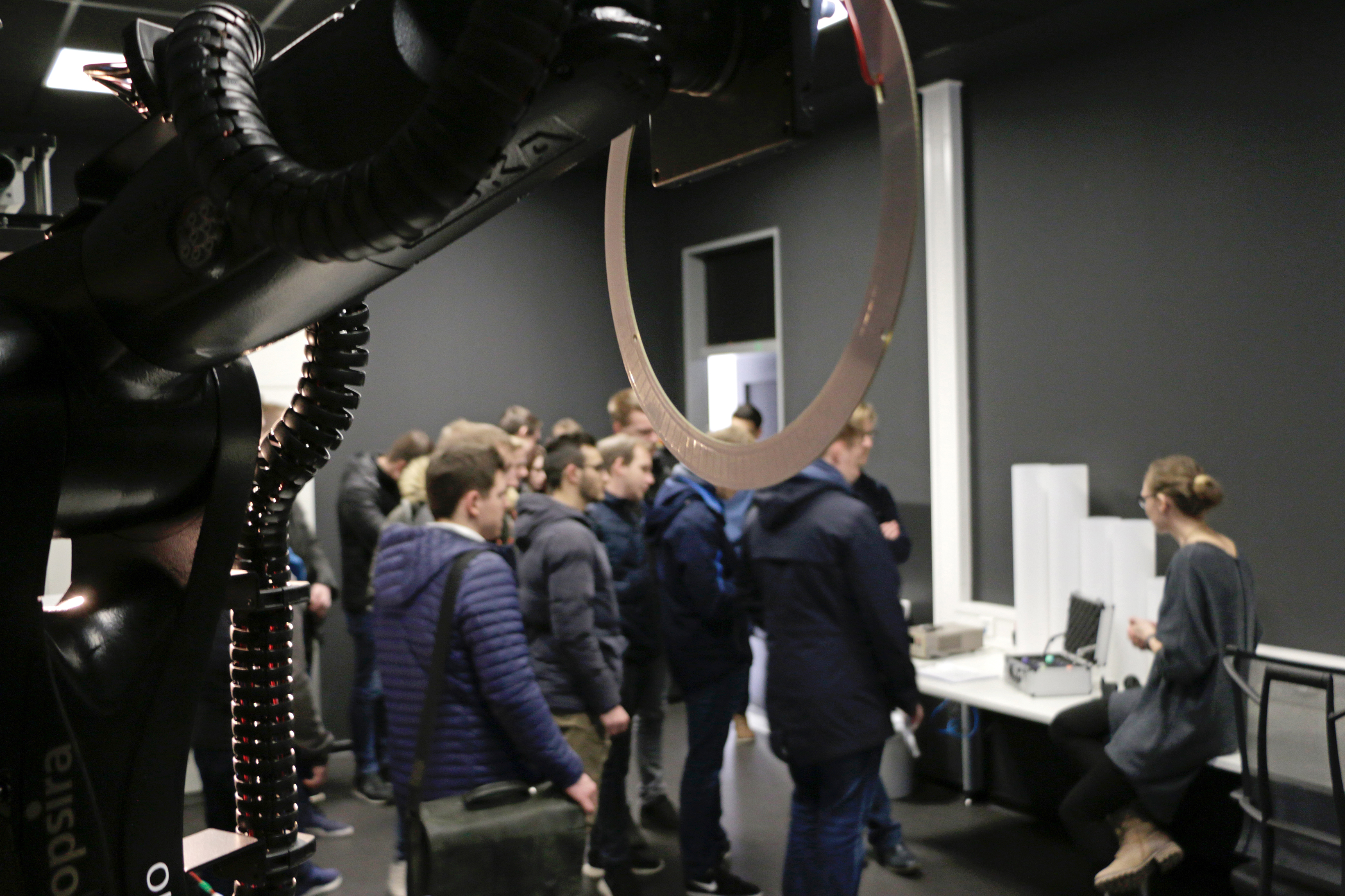 Zu welchem Zweck ein Roboter-Goniophotometer eingesetzt wird, erfuhren die Gäste im Fraunhofer-Anwendungszentrum für Anorganische Leuchtstoffe.
