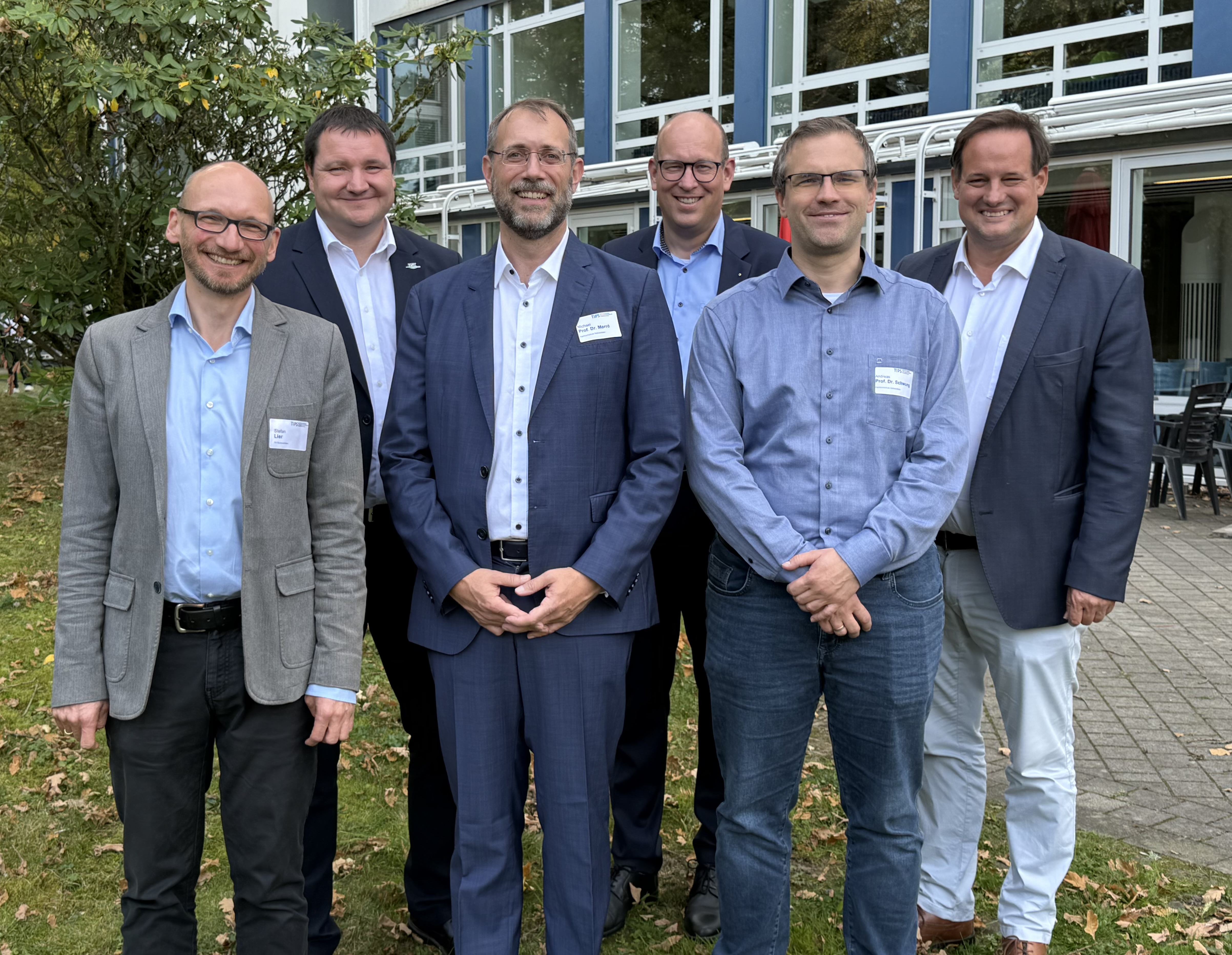 Prof. Dr. Stefan Lier, Prof. Dr. Michael Marré und Prof. Dr. Andreas Schwung (v. v. li.) sind der Vorstand des TIPS, Oliver Dülme, Rektor Prof. Dr. Dr. Alexander Prange und Thorsten Schick (h. v. li.) lieferten ihre Perspektiven bei der Gründungsfeier.