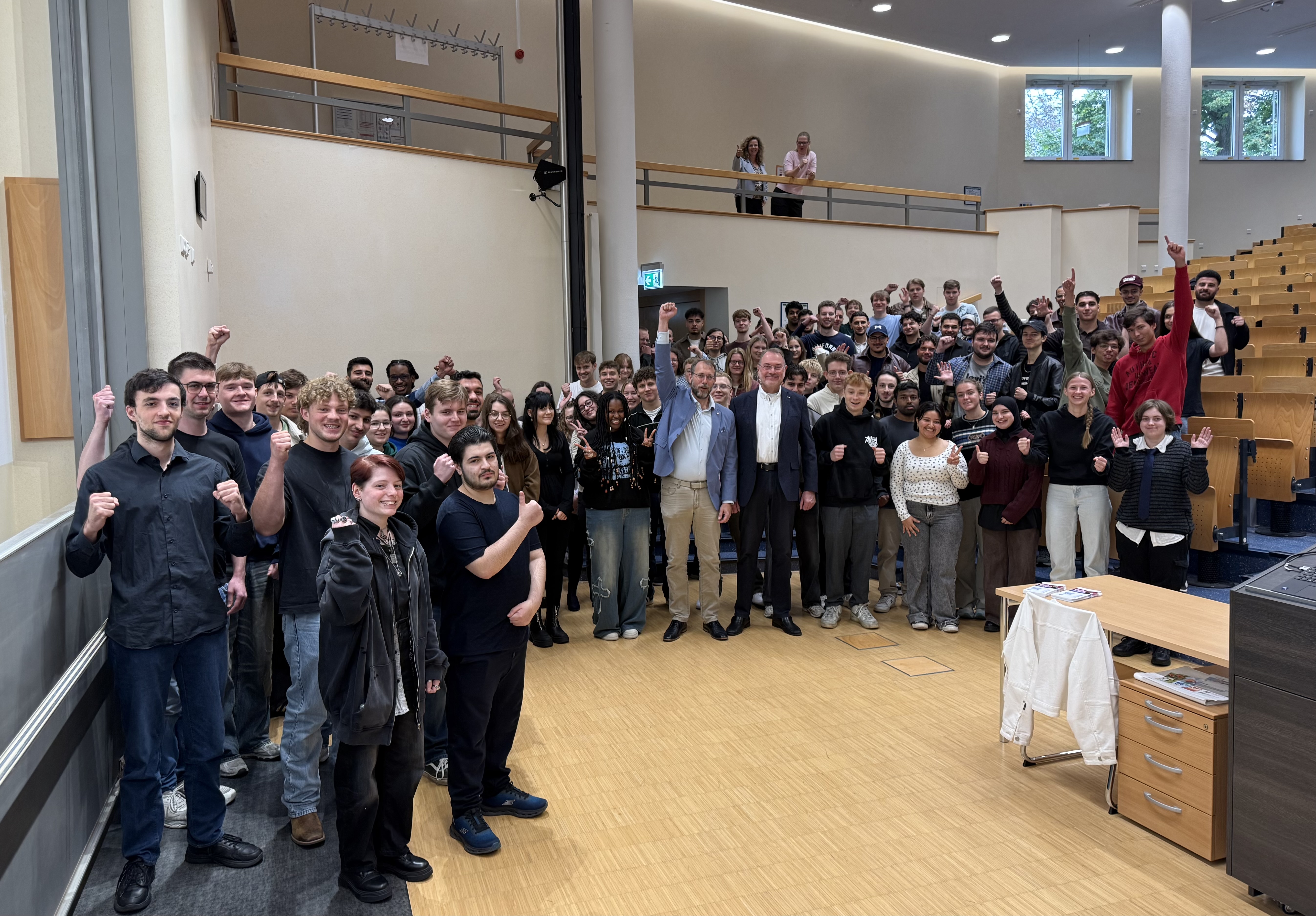 Prof. Dr. Michael Marré und Prof. Dr. Uwe Klug (vorne v. li.) begrüßten die Neustudierenden der Fachhochschule Südwestfalen in Iserlohn. 