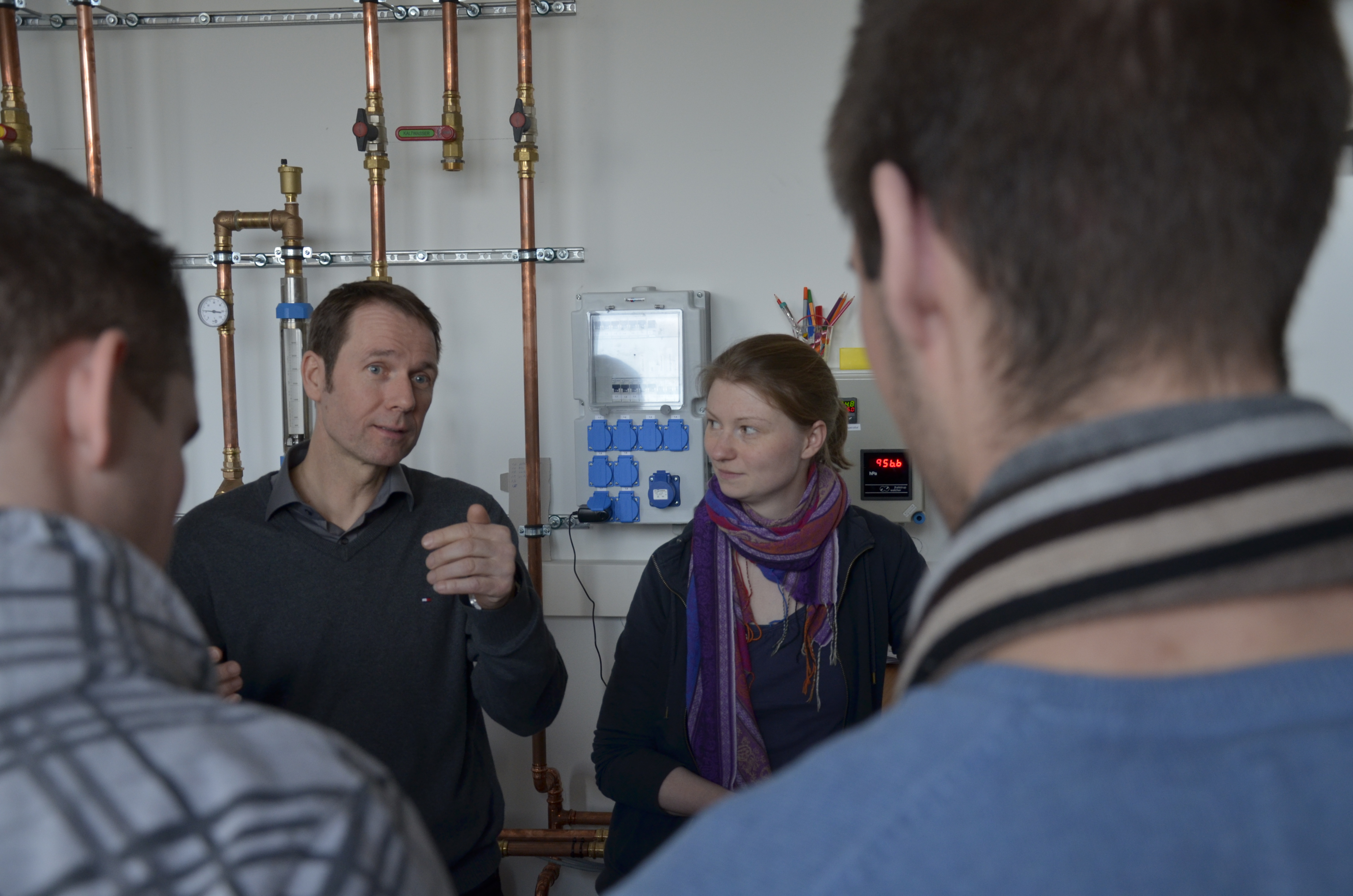 Prof. Gerald Lange (li.) wird am Info-Tag der Fachhochschule Südwestfalen in Lüdenscheid sein Labor für Gebäudetechnik vorstellen.