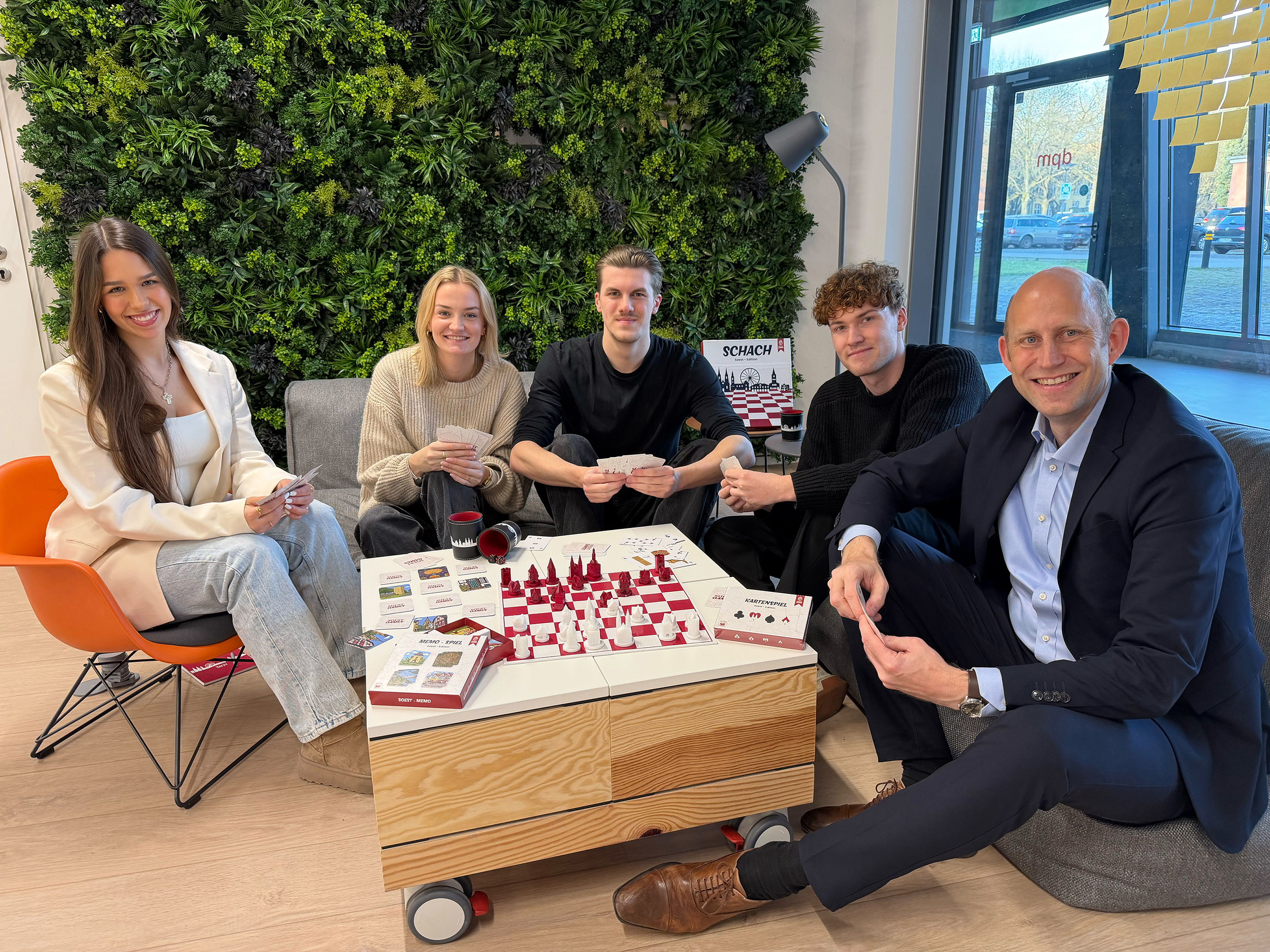 Die „Soest Games“ sind ein Projekt, in dem die Studierenden eine ganze Reihe erworbener Fähigkeiten praktisch anwenden konnten, sagt Prof. Dr. Matthias Schulten (rechts). Fotos (2): FH / Sandra Pösentrup