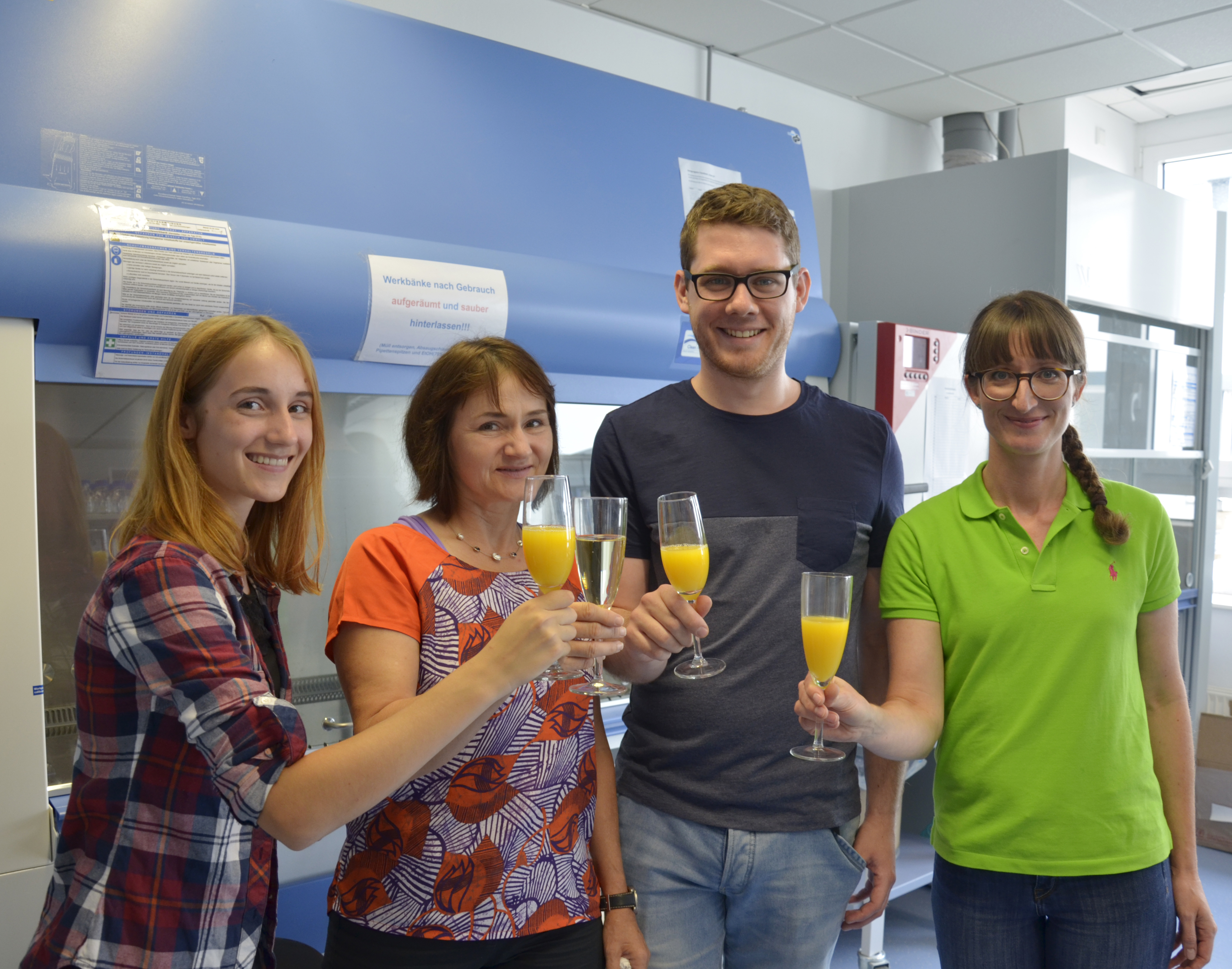 Stoßen auf den gelungenen Laborumbau an: (vl.n.r.) Hannah Eisenbarth, Prof. Dr. Eva Eisenbarth, Mitarbeiter Kristian Glaeser und Nina Kumpf