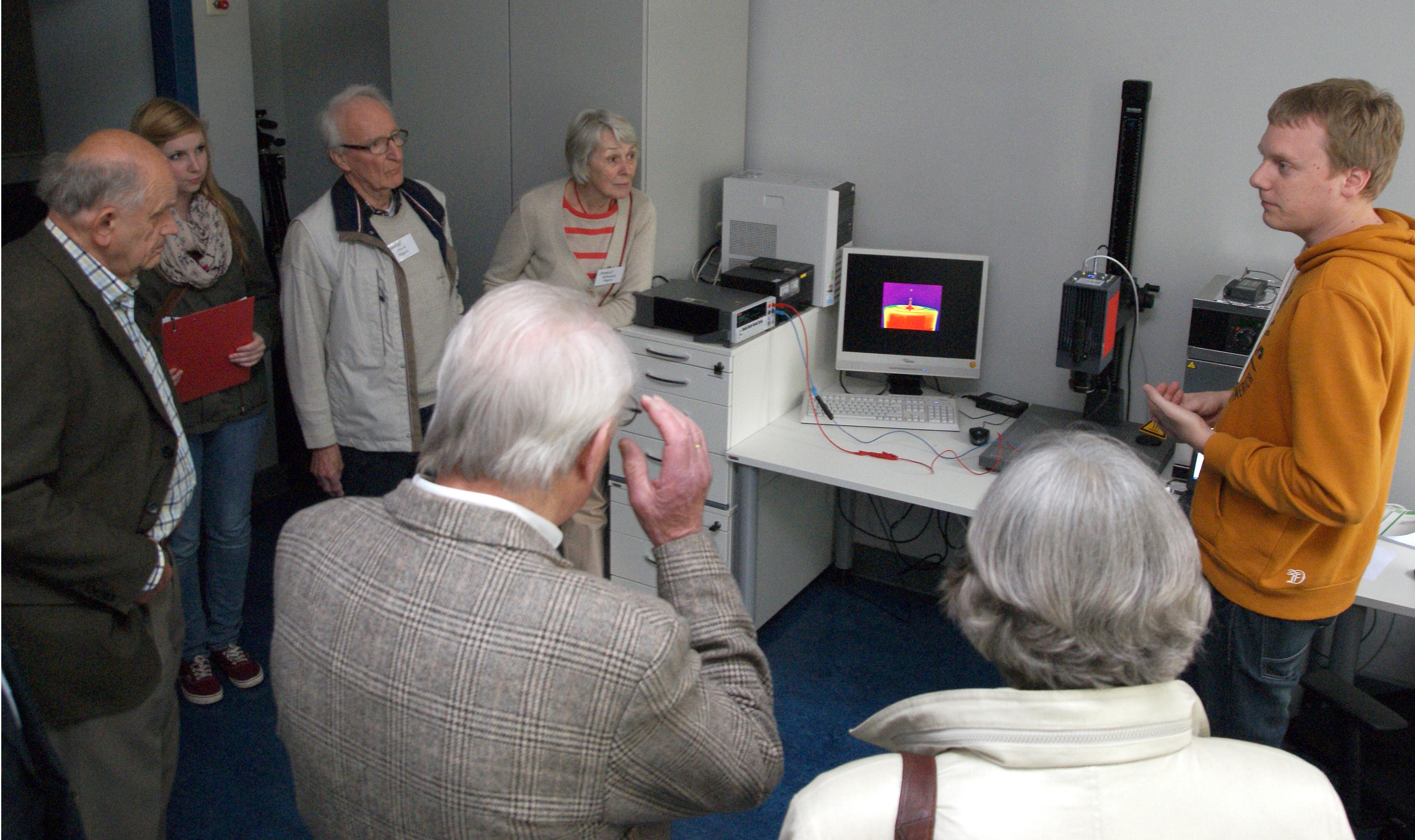 Im Fraunhofer Anwendungszentrum für Anorganische Leuchtstoffe demonstrierte Dr. Bernd Ahrens (r.) eine hochauflösende Wärmebildkamera. 