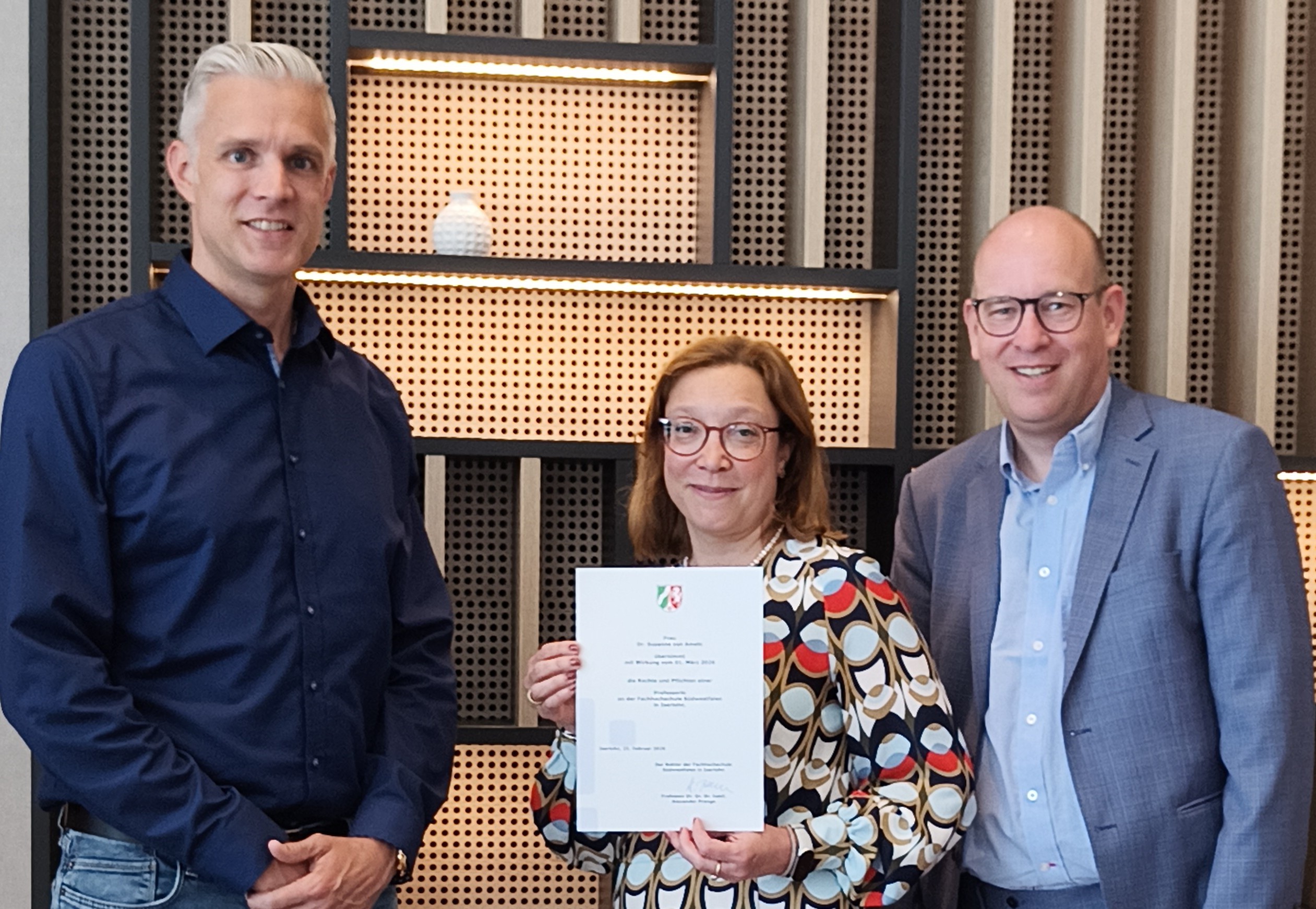 Übergabe der Berufungsurkunde bei der Budde-Stiftung (v. l. n. r.): Sven Budde, Prof. Dr. Susanne von Ameln und Rektor Prof. Dr. Dr. Alexander Prange. Foto: FH Südwestfalen