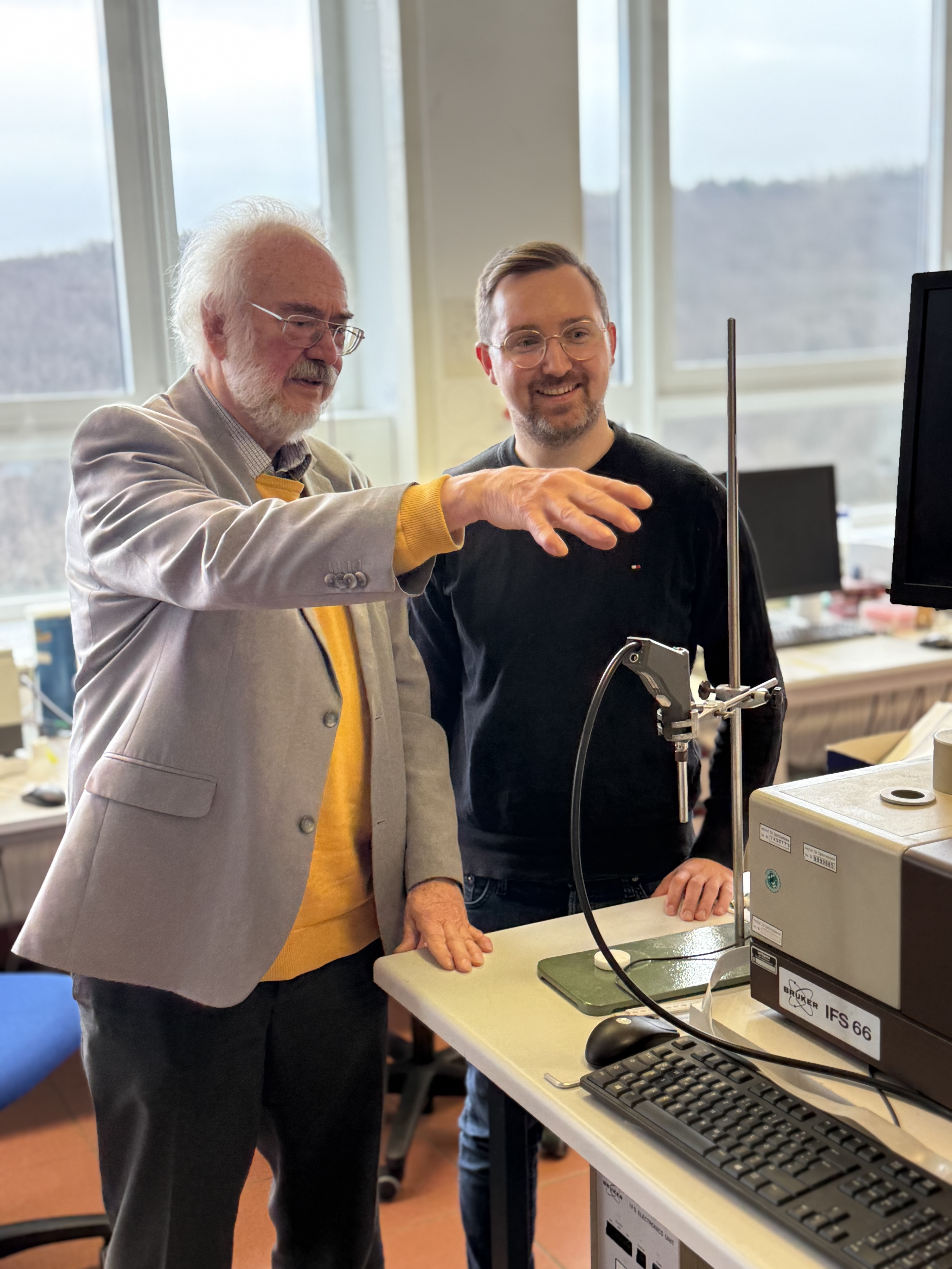 Prof. Dr. Herbert Michael Heise und Robert Schulenburg (v. li.) im Interdisziplinären Zentrum für Lebenswissenschaften an der Fachhochschule Südwestfalen in Iserlohn Foto: Alexander Althöfer FHSWF