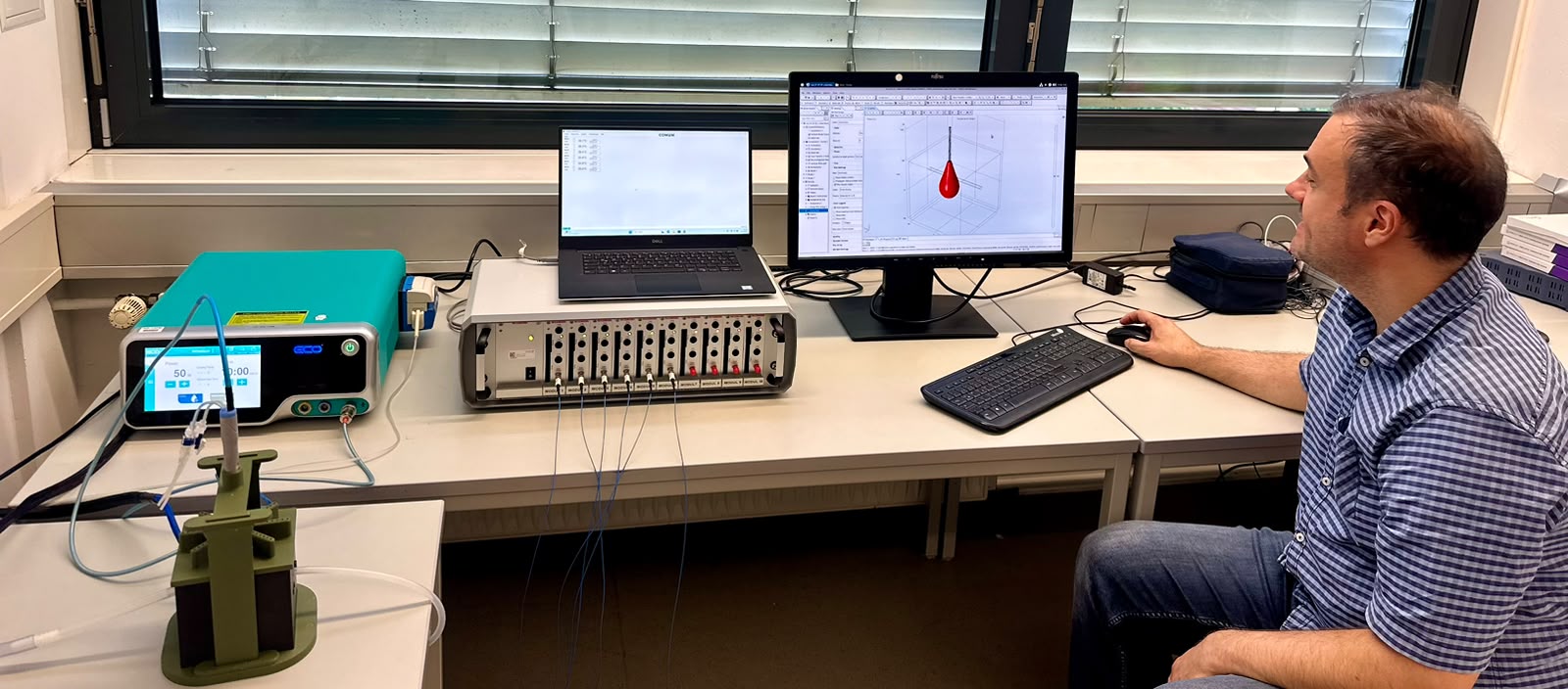 Prof. Dr. Jams Gröbner zeigt ein Ablationsmodell mit Zone der thermischen Zerstörung.