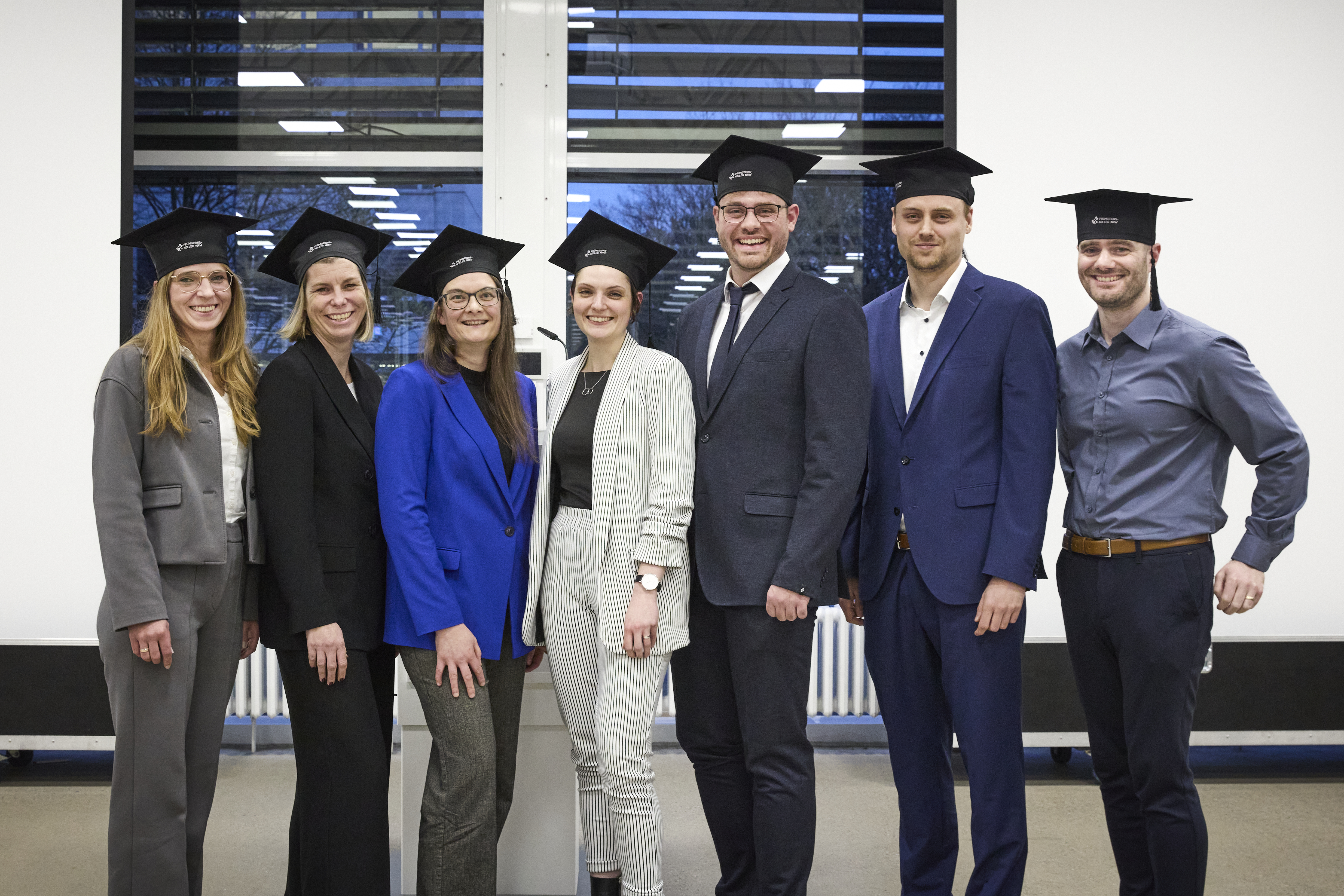 Michelle Grüne (Mitte), Maximilian Menke (3. v. re.) und Hendrik Klopries (re.) vertraten die Fachhochschule Südwestfalen bei der ersten Abschlussfeier am Promotionskolleg NRW. Es fehlen Maik Pannok und Viktor Wolf. Fotografin: Heike Fischer, Köln