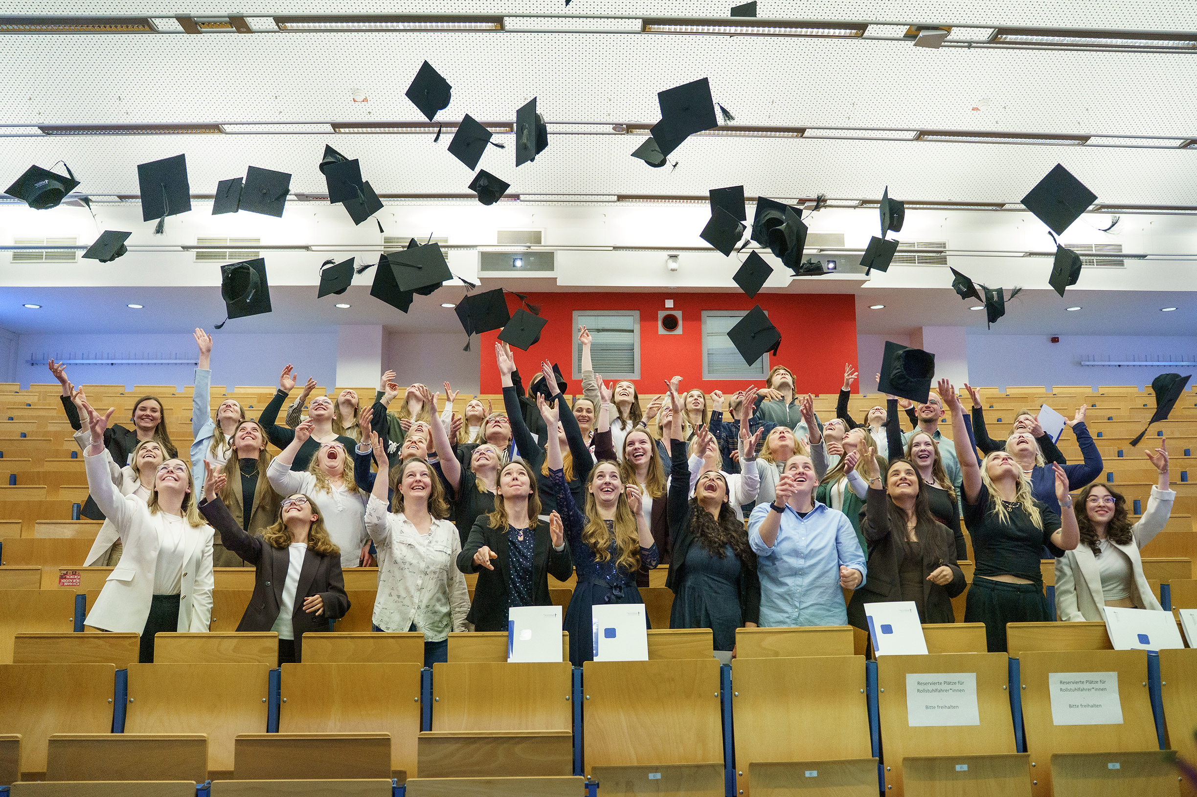 Mit dem erfolgreichen Abschluss ihres Studiums starten die Absolventinnen und Absolventen in einen neuen Lebensabschnitt.
