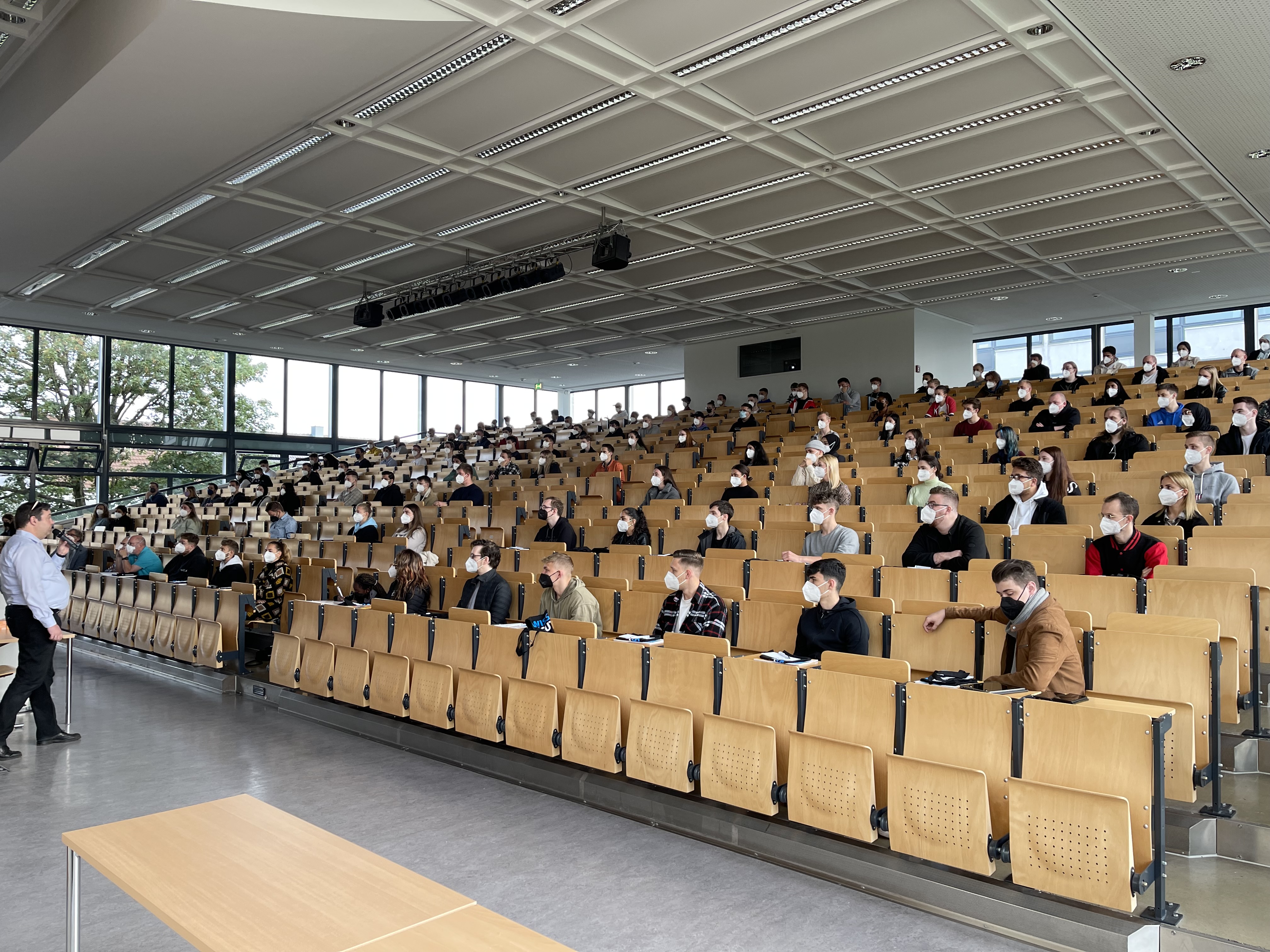 Prof. Dr. Stefan Böcker begrüßte die neuen Studierenden der Fachhochschule Südwestfalen zum neuen Semester, das wieder in Präsenzform startet.