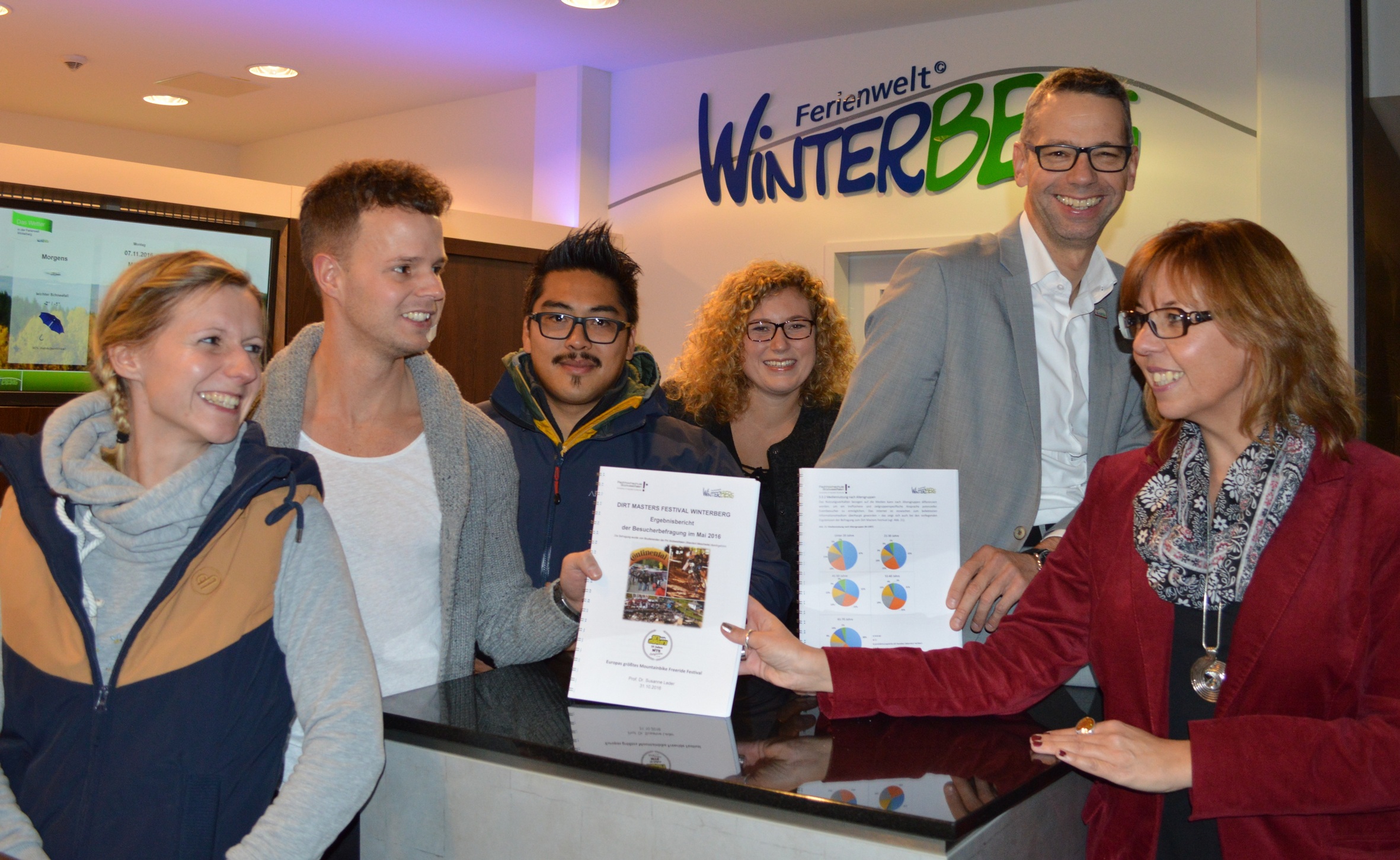 Prof. Dr. Susanne Leder (r.) übergibt mit Michael Beckmann (2.v.r.) und Studierenden den Endbericht an Mitarbeiter des Bikeparks. Fotos: FH Südwestfalen