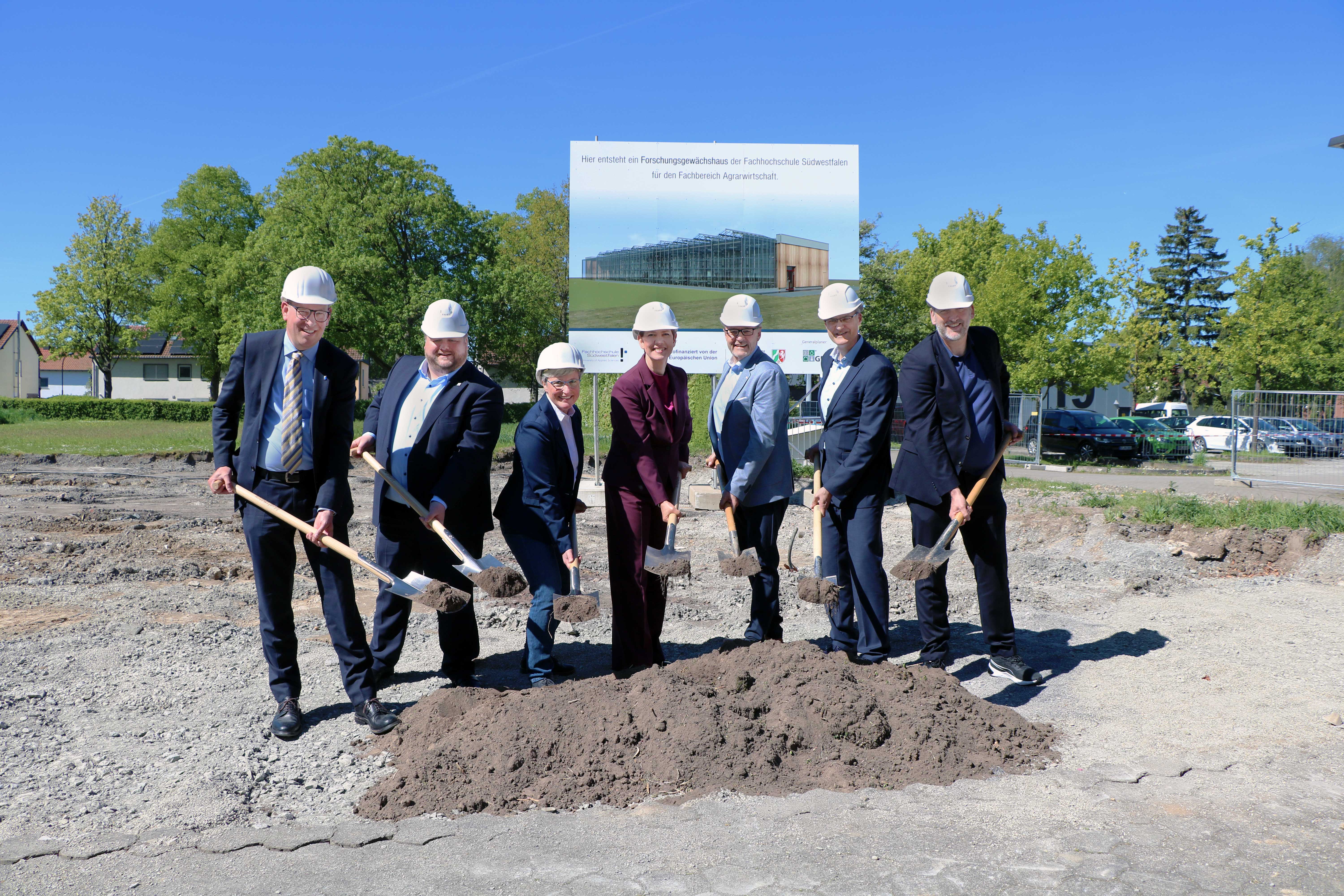 (v.l.n.r.) Rektor Prof. Dr. Dr. Alexander Prange, Landrat Heinrich Frieling, Projektleiterin Prof. Dr. Tanja Schäfer, Ministerin Silke Gorißen, Matthias Abel (Stadt Soest), Dekan Prof. Dr. Marc Boelhauve und Kanzler Dr. Ulrich Müller. Foto: FH/ Pösentrup