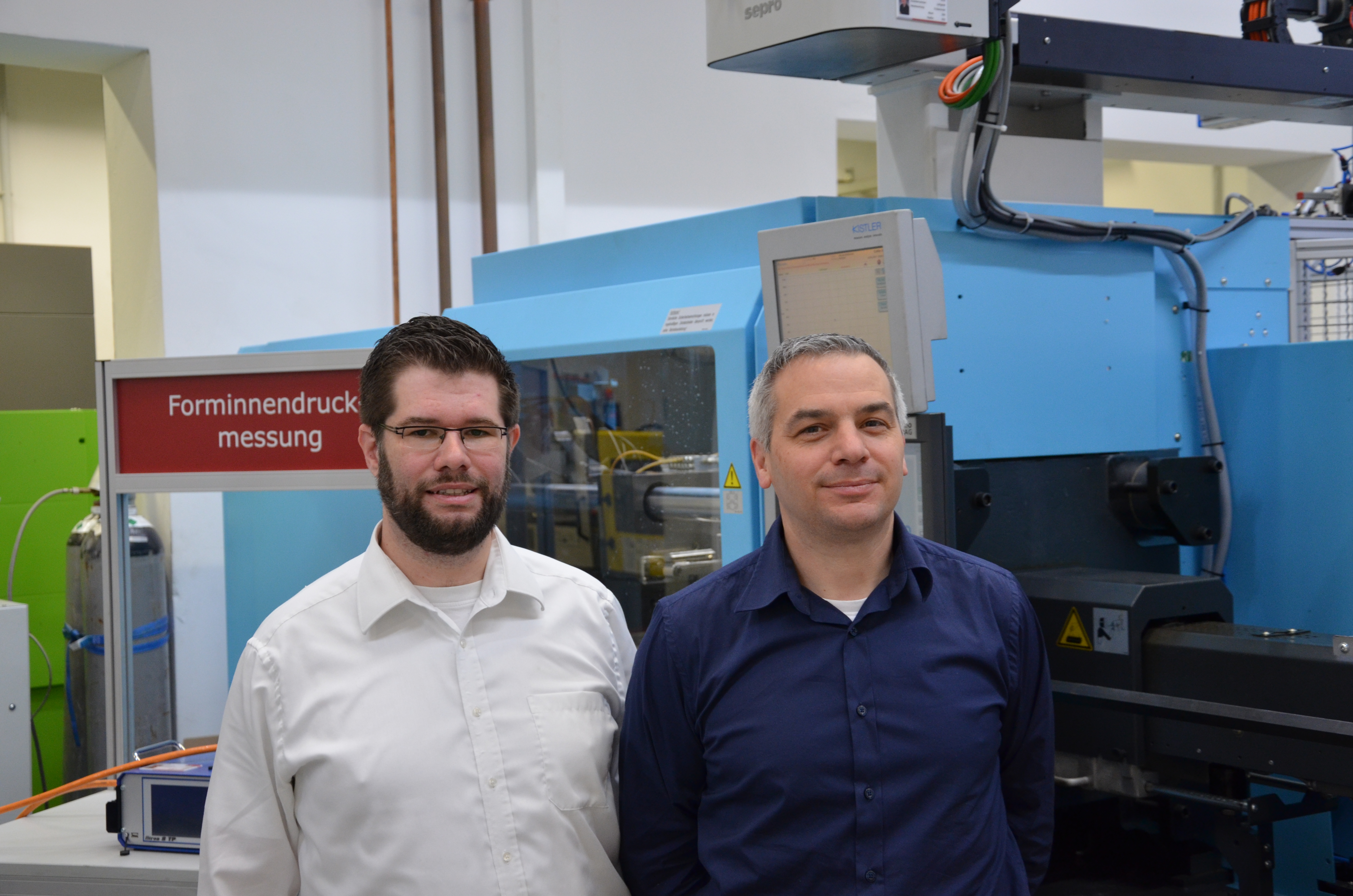 Pierre Voigtländer (links) ist Technologiescout an der Forschungsstelle des Kunststoff-Instituts Lüdenscheid und zudem Student an der Fachhochschule Südwestfalen in Hagen. Udo Hinzpeter ist sein direkter Vorgesetzter.