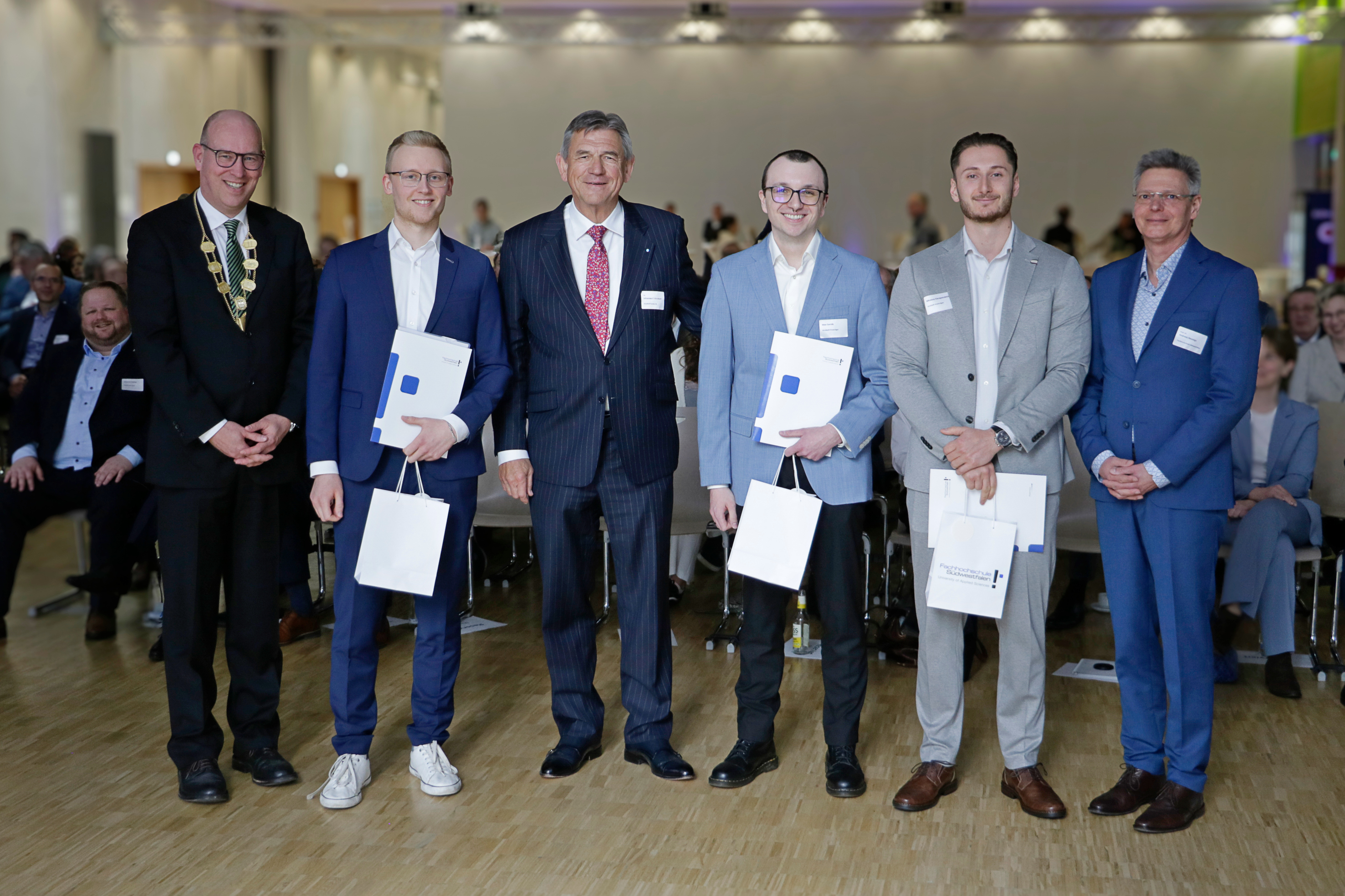 Verleihung des Dr. Kirchhoff-Preises 2026 (v. l.): Rektor Prof. Dr. Dr. Alexander Prange, David Pieper, Dr. Johannes F. Kirchhoff, Max Gornik, Nikolaos Karapoulatidis und Prof. Dr. Andreas Nevoigt / Foto: Christian Klett