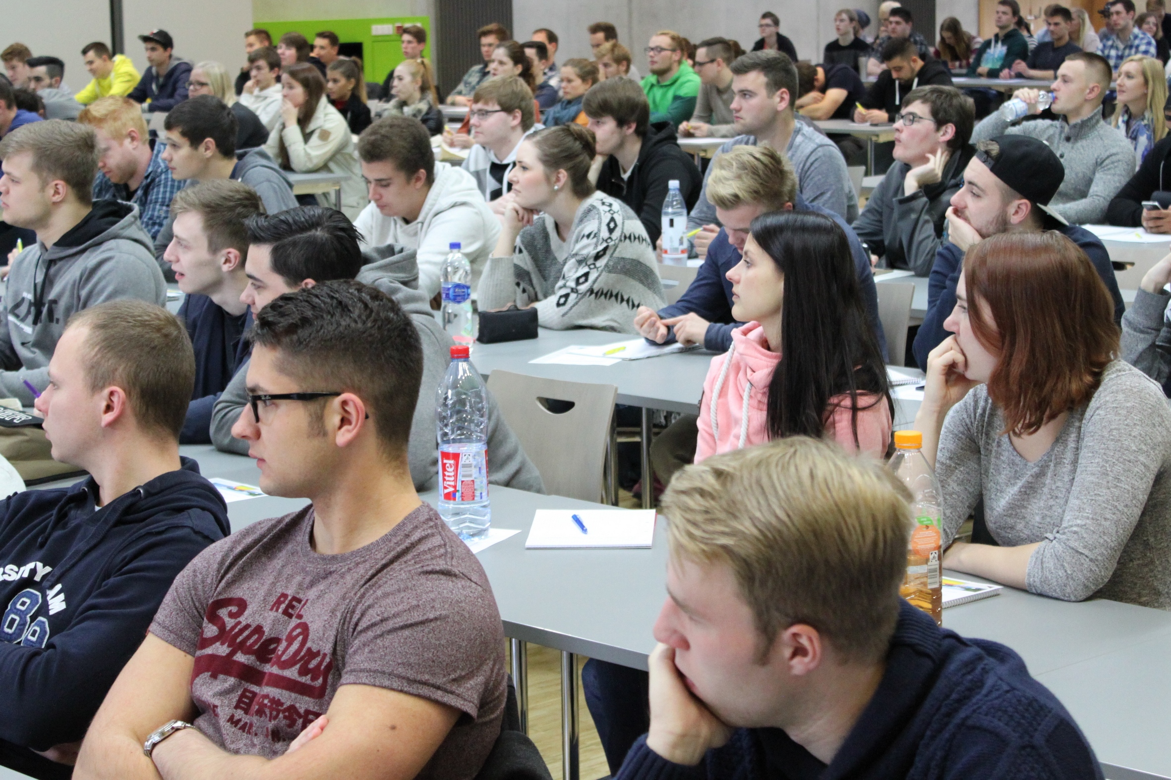 Im Hörsaal läuft die Begrüßung der Erstsemester, davor warten die Willkommens-Taschen der Stadt Meschede