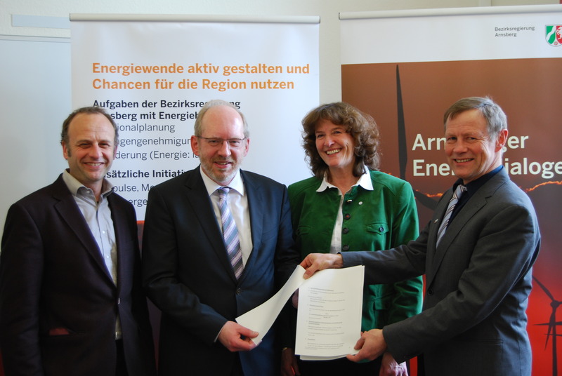 Regierungsvizepräsident Volker Milk mit Dr. Margrit Prohaska-Hoch (Südwestfalen Agentur), Dr. Jörg Scholtes (TWS) und Prof. Dr. Wolfgang Wiest (FH SWF) am Montag in Dortmund (v.r.n.l.). Foto: Bezirksregierung Arnsberg