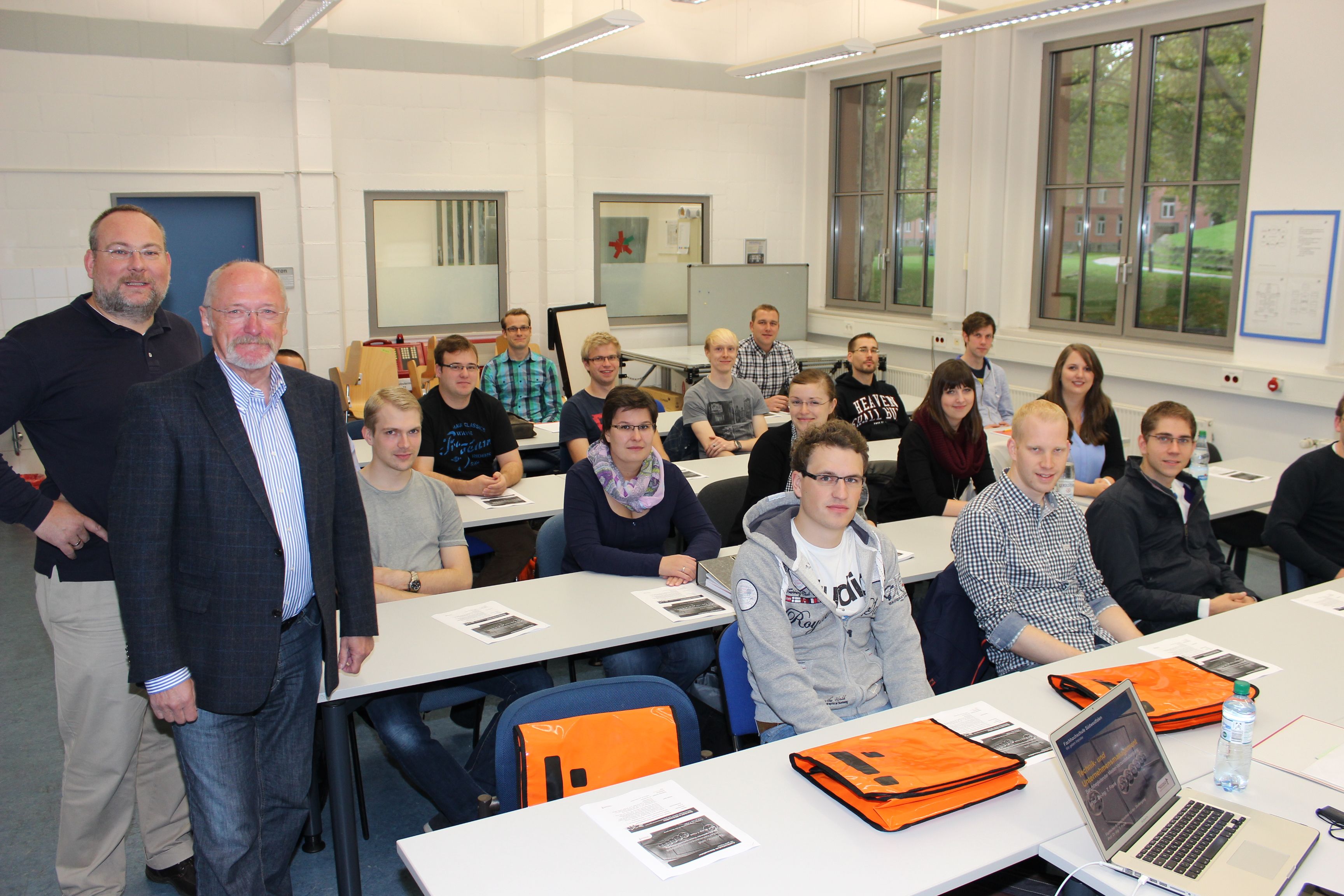 ((BU)) (v.l.) Prof. Dr. Thorsten Frank und Prof Dr. Hermann-Josef Elias begrüßten erstmals Erstsemester im Studiengang Technik- und Unternehmensmanagement (TUM).