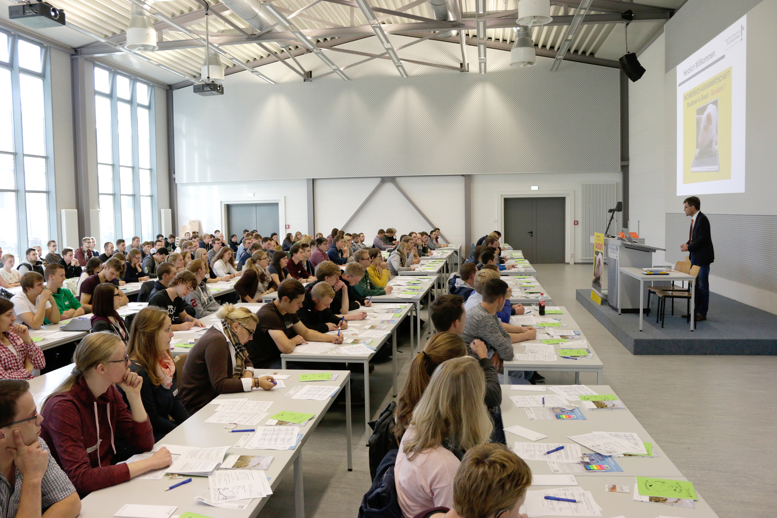 Zur Freude von Dekan Prof. Dr. Jürgen Braun, blieb auch in diesem Jahr bei der Begrüßung der Erstsemester Agrarwirtschaft kein Stuhl frei