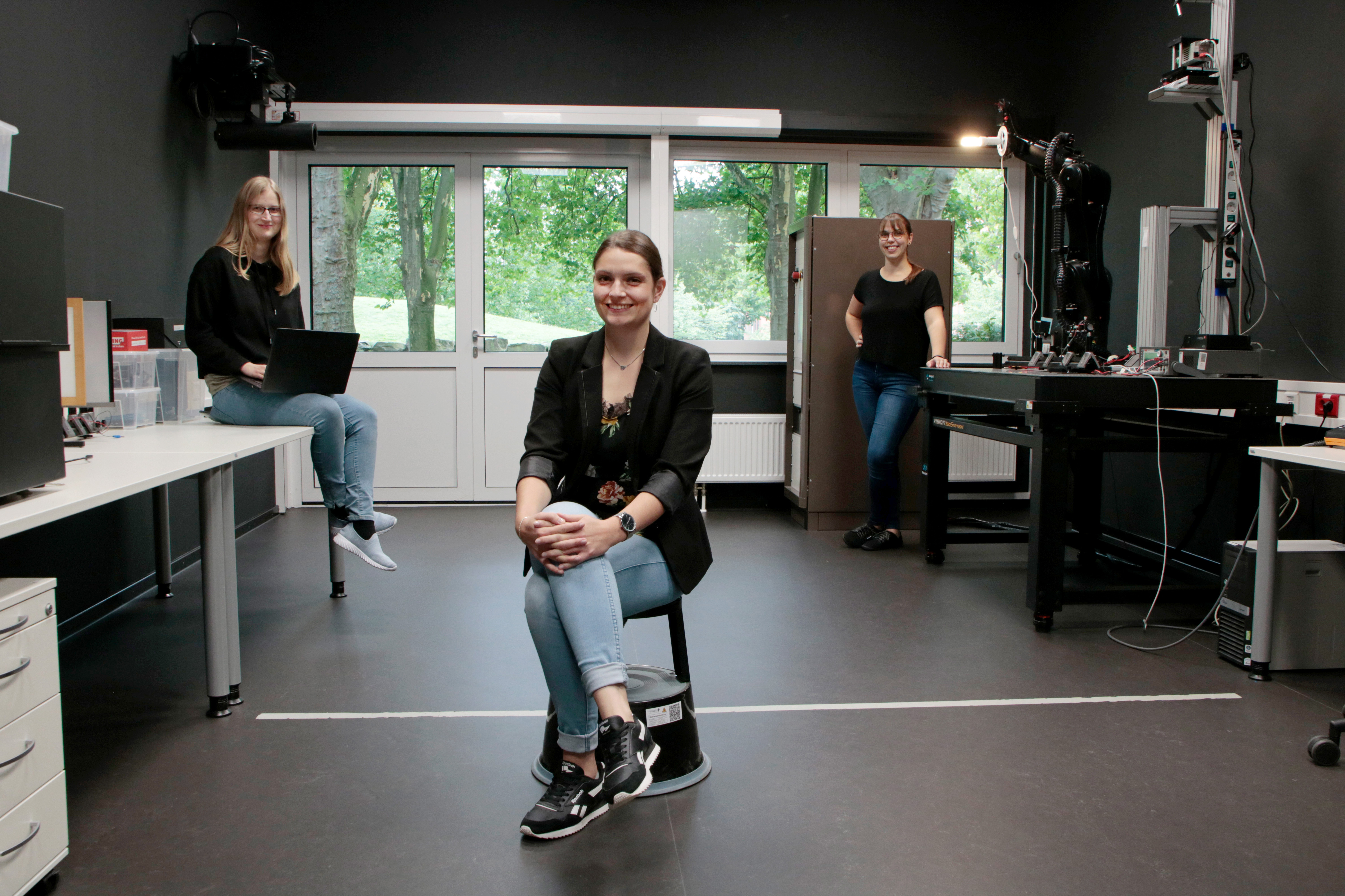 (v.l.) Sina Mailin Hilse, Michelle Grüne und Lea Kuhl wollen Schülerinnen exklusive Einblicke in ihre Arbeitswelt geben. Foto: FH/Pösentrup 