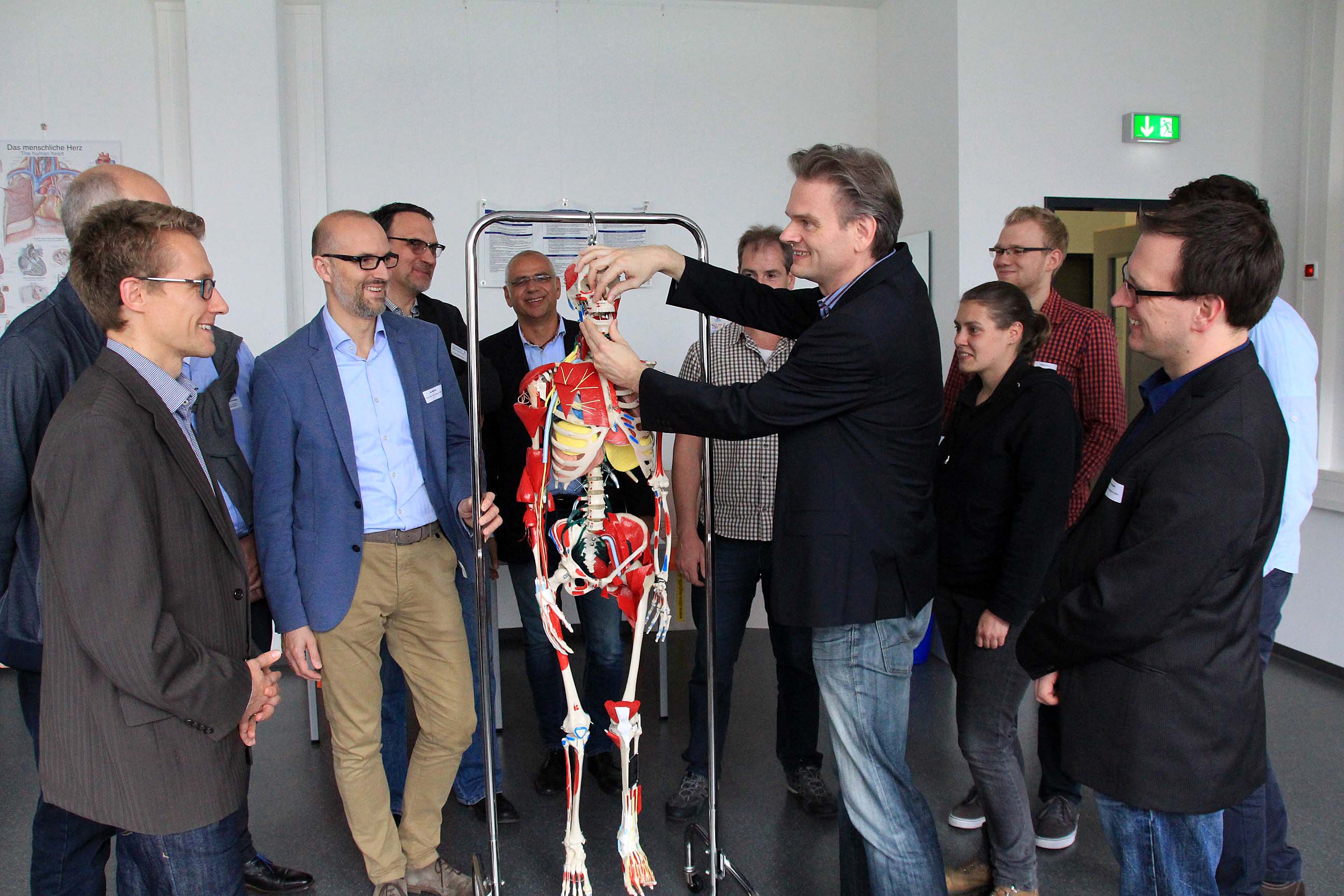 Prof. Dr. Ingo Krisch bei der Führung durch sein Labor für Bildgebung und Optik in der Medizin. Quelle: Salzmann