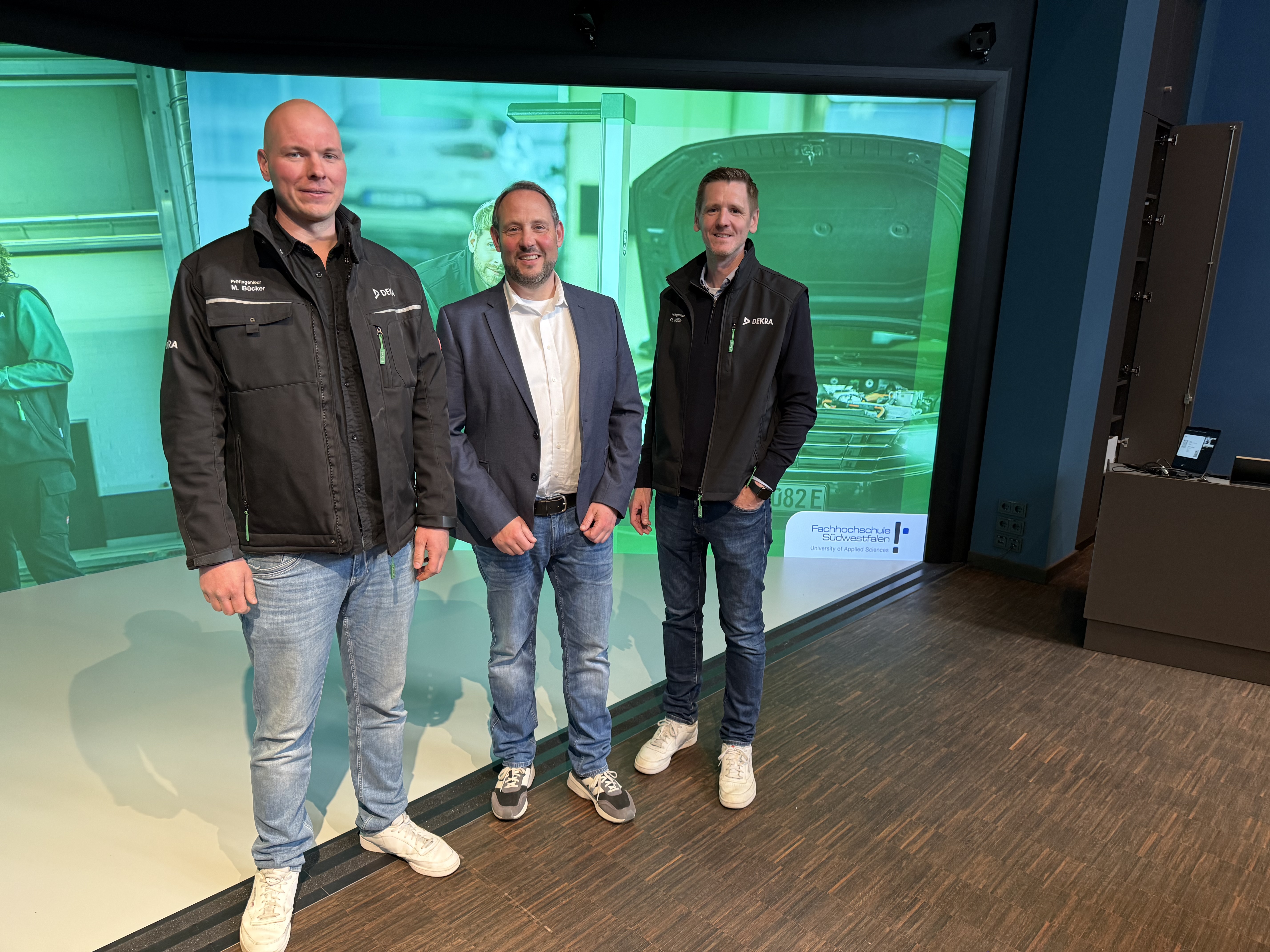 Markus Bücker, Prof. Dr. Mark Fiolka und Oliver Nölle ermöglichten den Studierenden praxisnahe Einblicke in ein lukratives Berufsfeld.