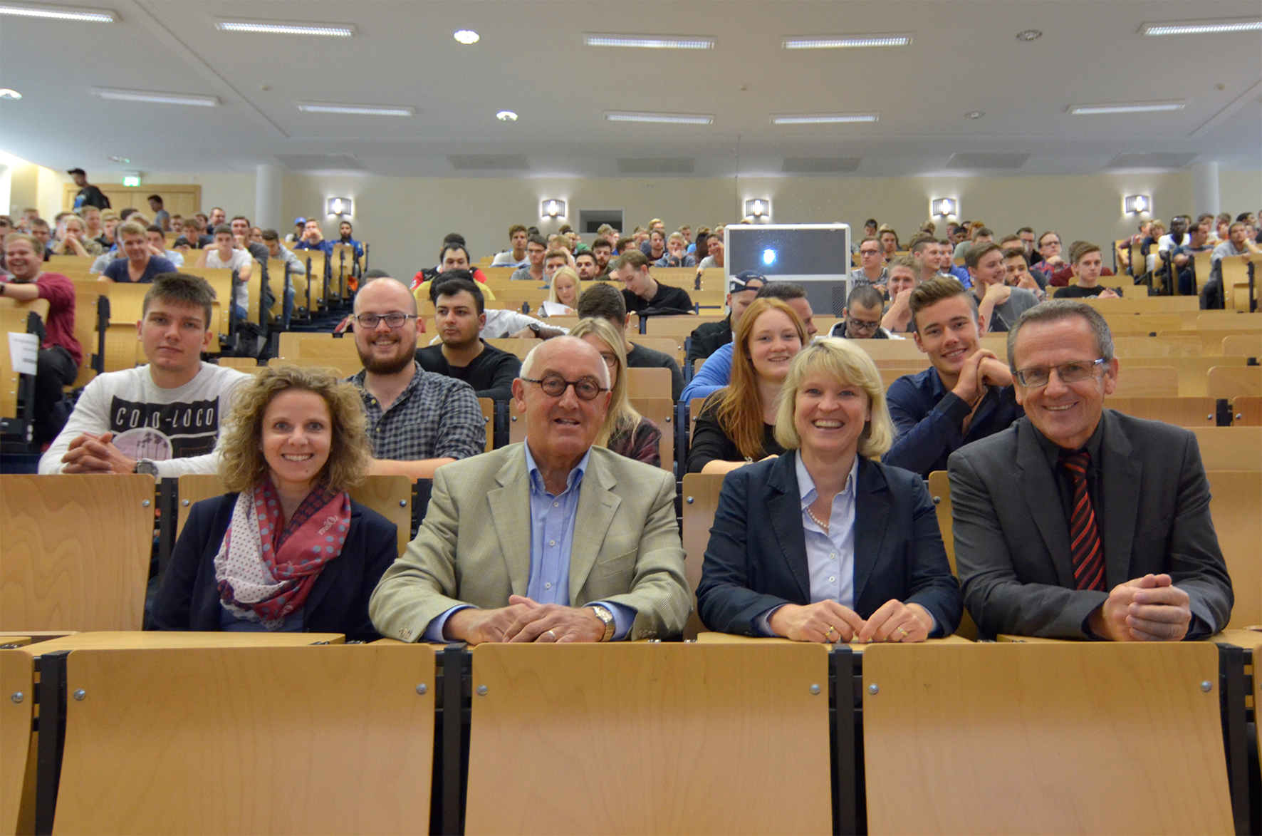 (v.l.n.r.) Studierendencoach Julia Butterwegge, Prorektor Prof. Dr. Erwin Schwab, Beigeordnete Kathrin Brenner und Dekan Prof. Dr. Wolfgang Schütte