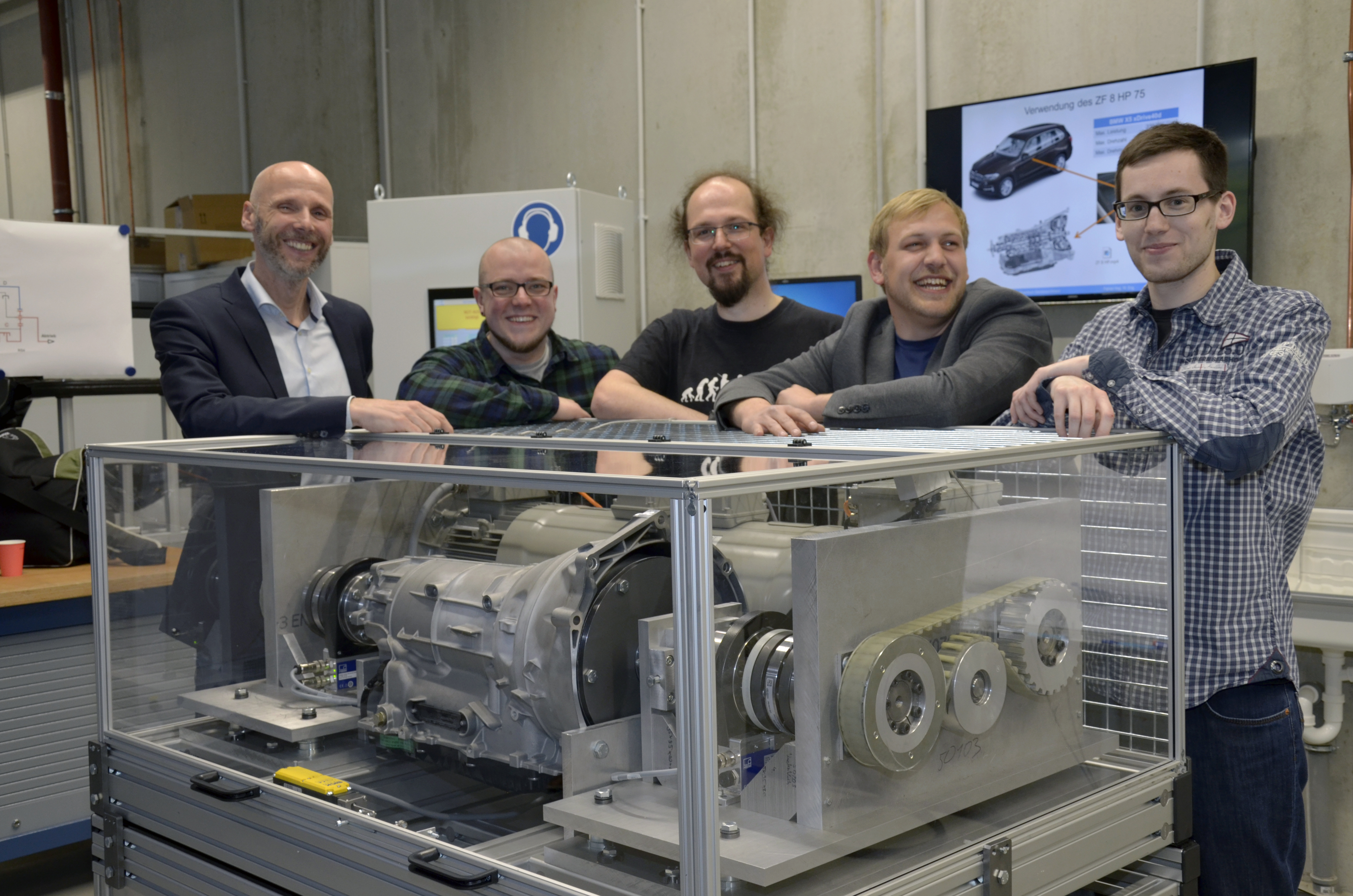 Studierende, Mitarbeiter freuen sich mit Prof. Schöler über den neuen Getriebeprüfstand: (v.l.n.r.) Prof. Dr. Karsten Schöler, Bartholomäus Siatkowski, Jens Schüßler, Fabian Hug und Lukas Böckelmann
