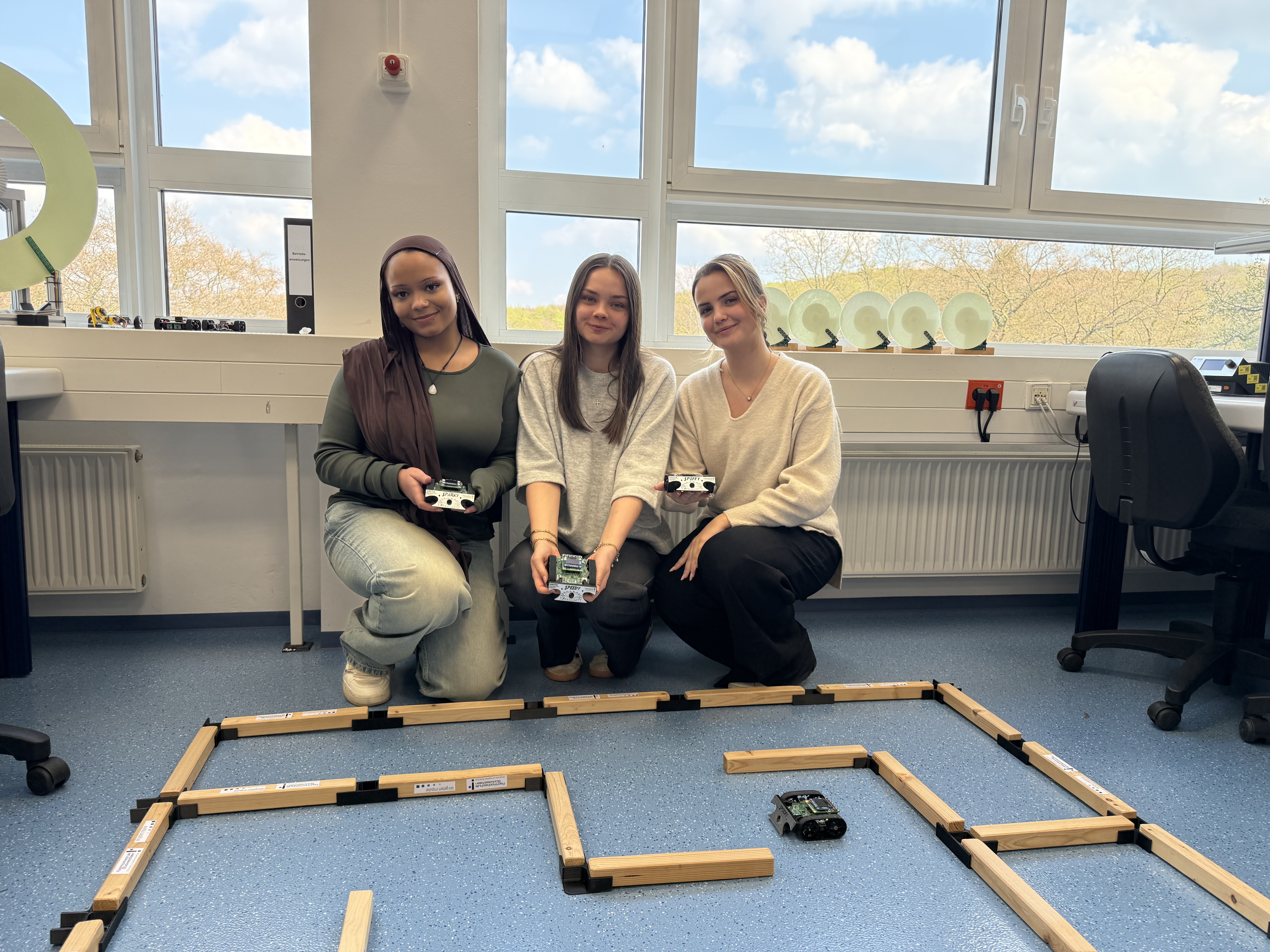 Naomi, Marie und Melissa (v.li.) vom Märkischen Gymnasium Iserlohn erkundeten das Labor für Mechatronik.