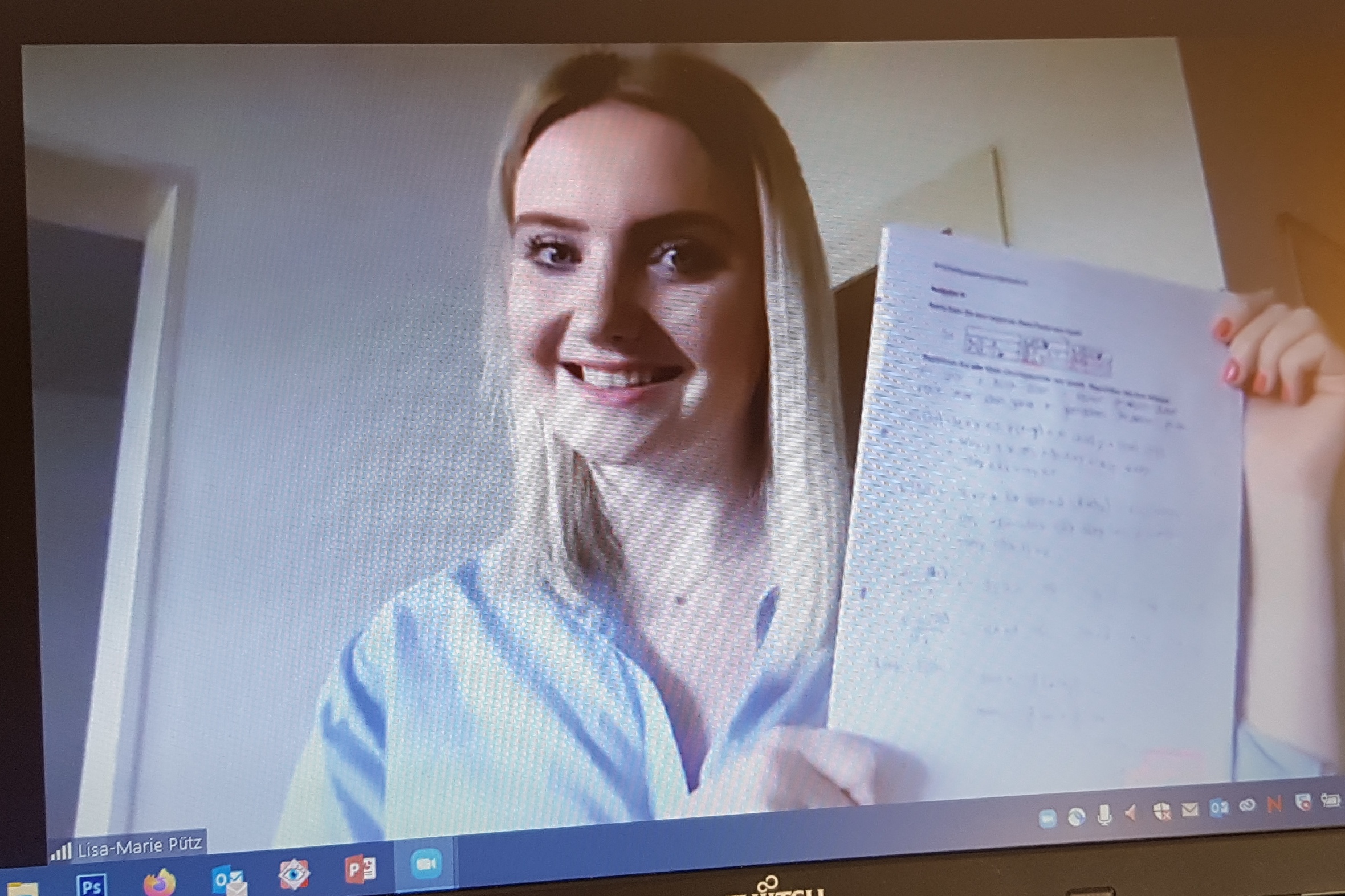 Online-Prüfung geschafft: Lisa Pütz mit der Lösung einer Prüfungsaufgabe Foto: Christian Klett, FH Südwestfalen