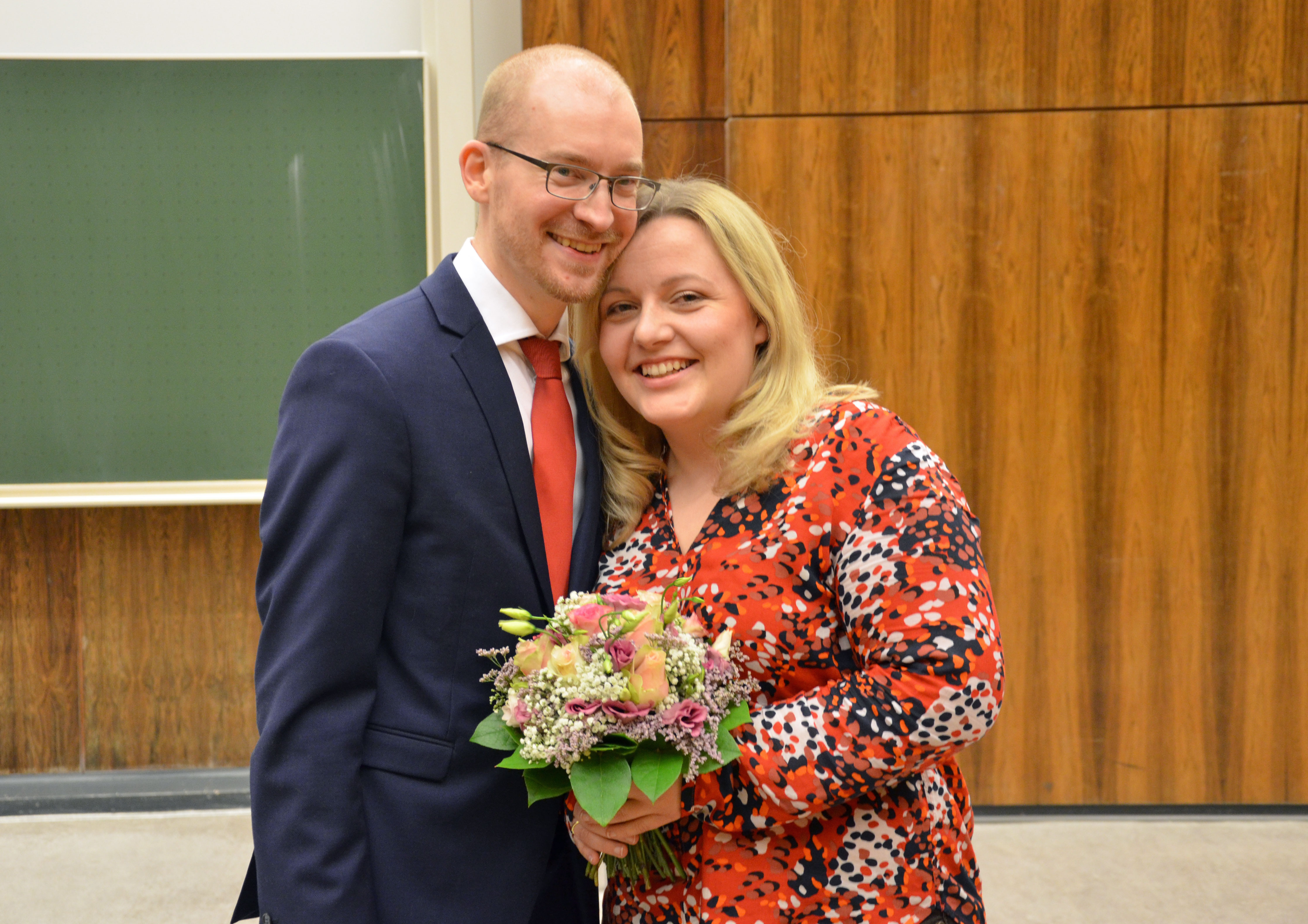 Fotos: Happy End im Hörsaal. Larissa Sommer und Philipp Schlößer haben sich kurz vor Weihnachten an ihrer ehemaligen Hochschule verlobt. Fotos: Alexander Althöfer