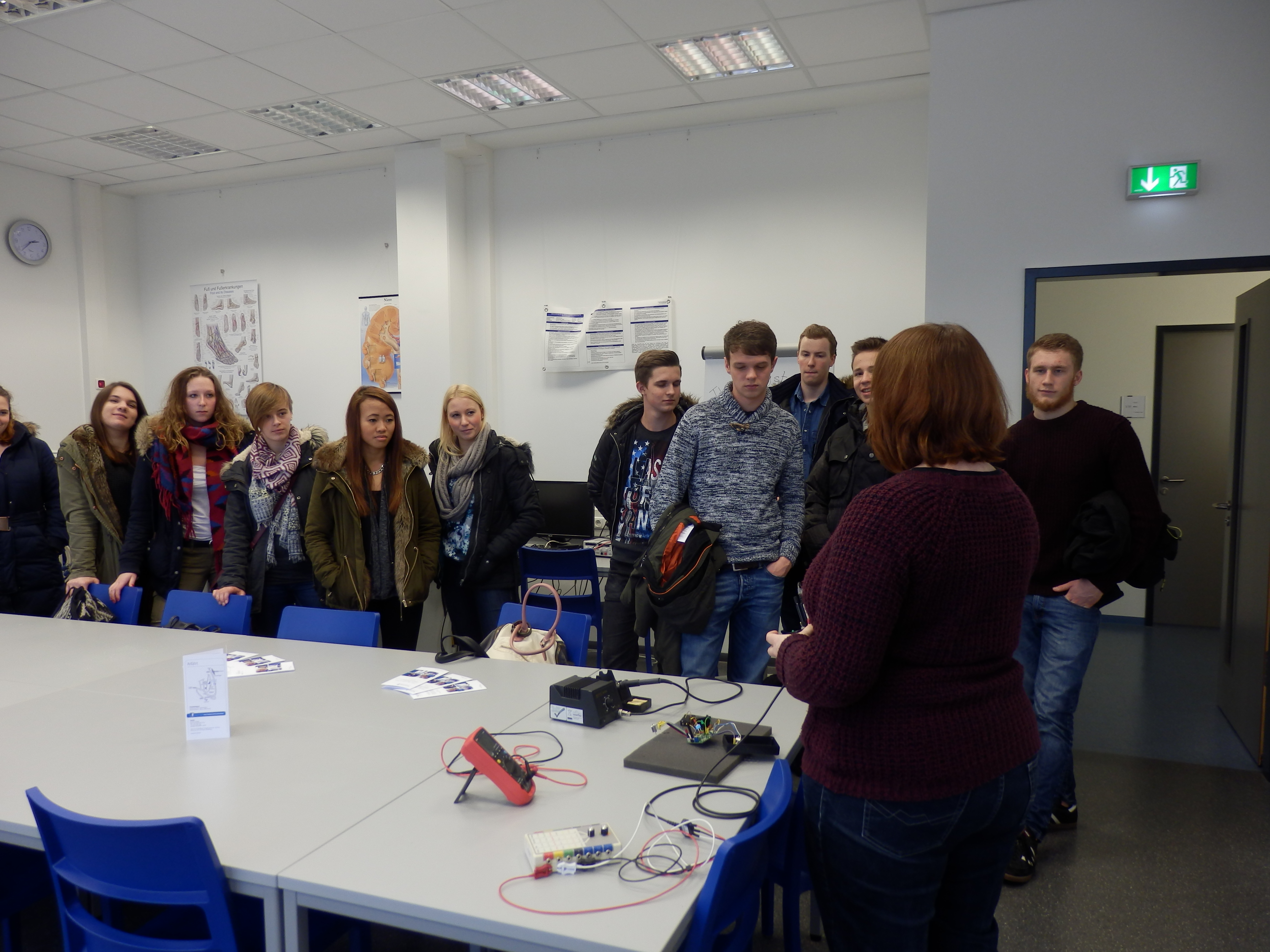 Angehende Abiturienten der Staberger Gymnasien besuchen die Labore der Fachhochschule Südwestfalen in Lüdenscheid.