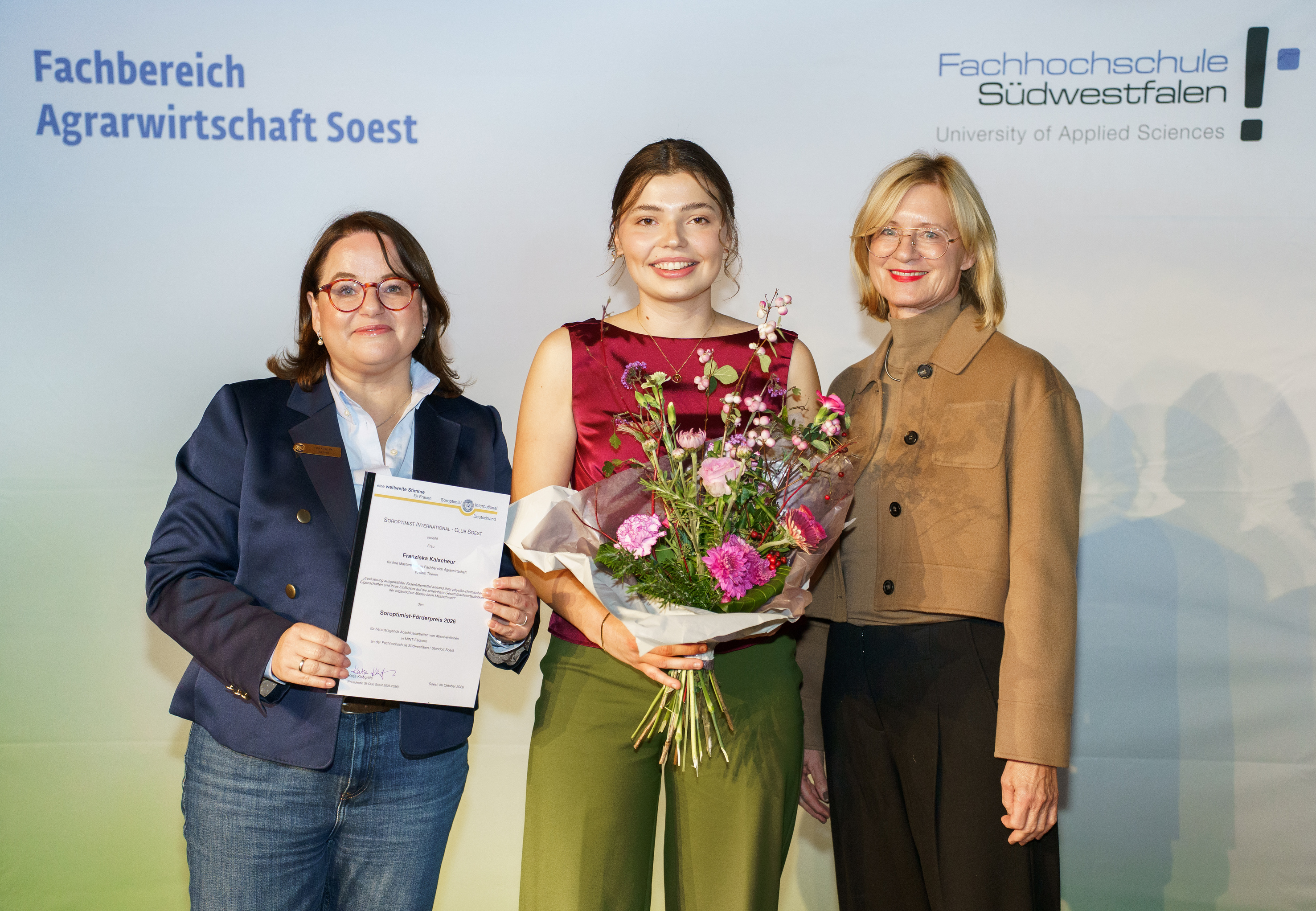 Verleihung des Soroptimist-Förderpreis (v. l.): Katja Kleegräfe, Preisträgerin Franziska Kalscheur und Bettina Kürten / Fotos: Jennifer Herz, FH Südwestfalen