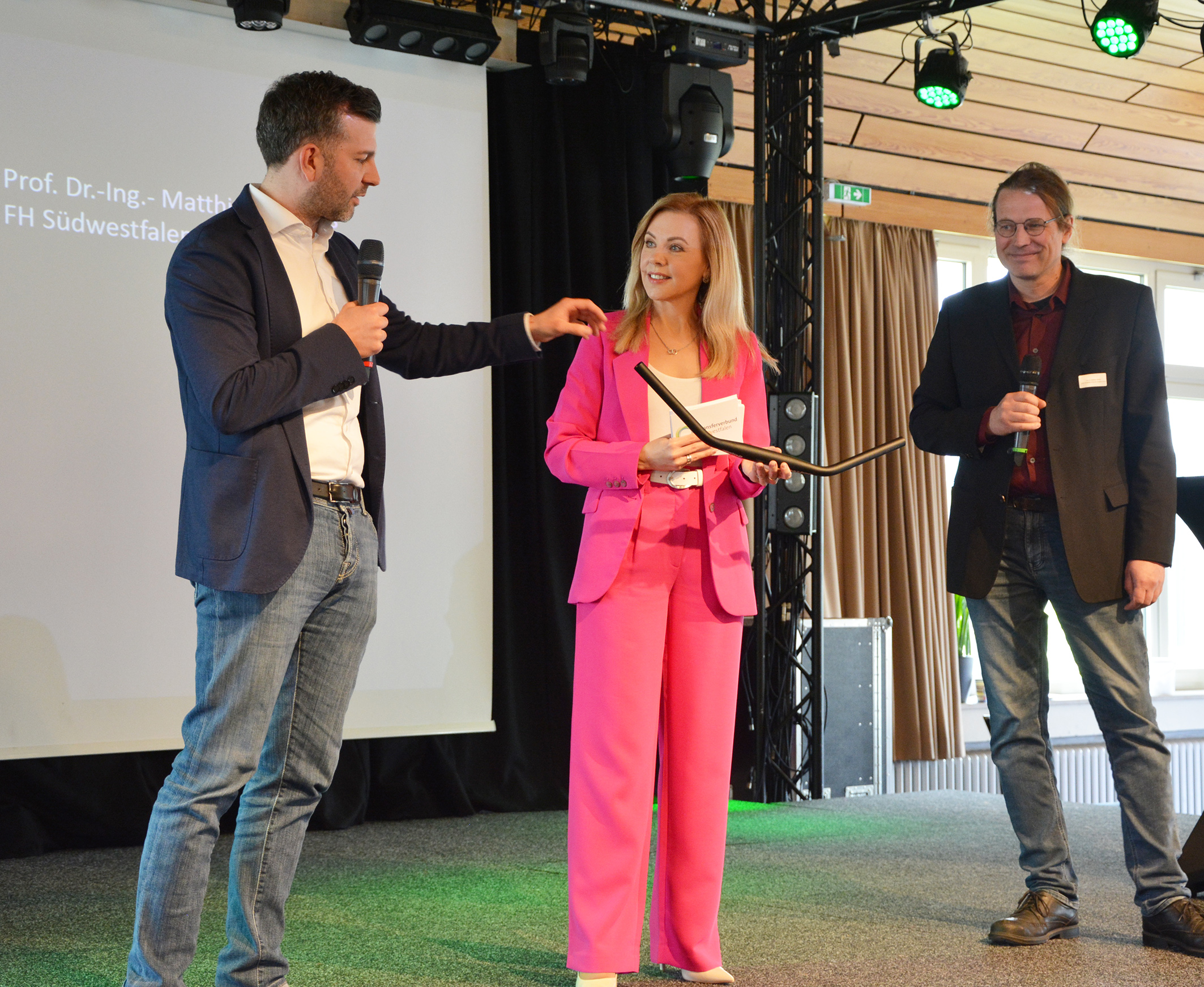 Dennis Humpert (Wilhelm Humpert GmbH), Moderatorin Jessika Westen und Prof. Matthias Hermes (FH Südwestfalen, v. l.) berichteten über das Projekt zur Entwicklung eines neuen Fertigungsverfahrens für Fahrradlenker.