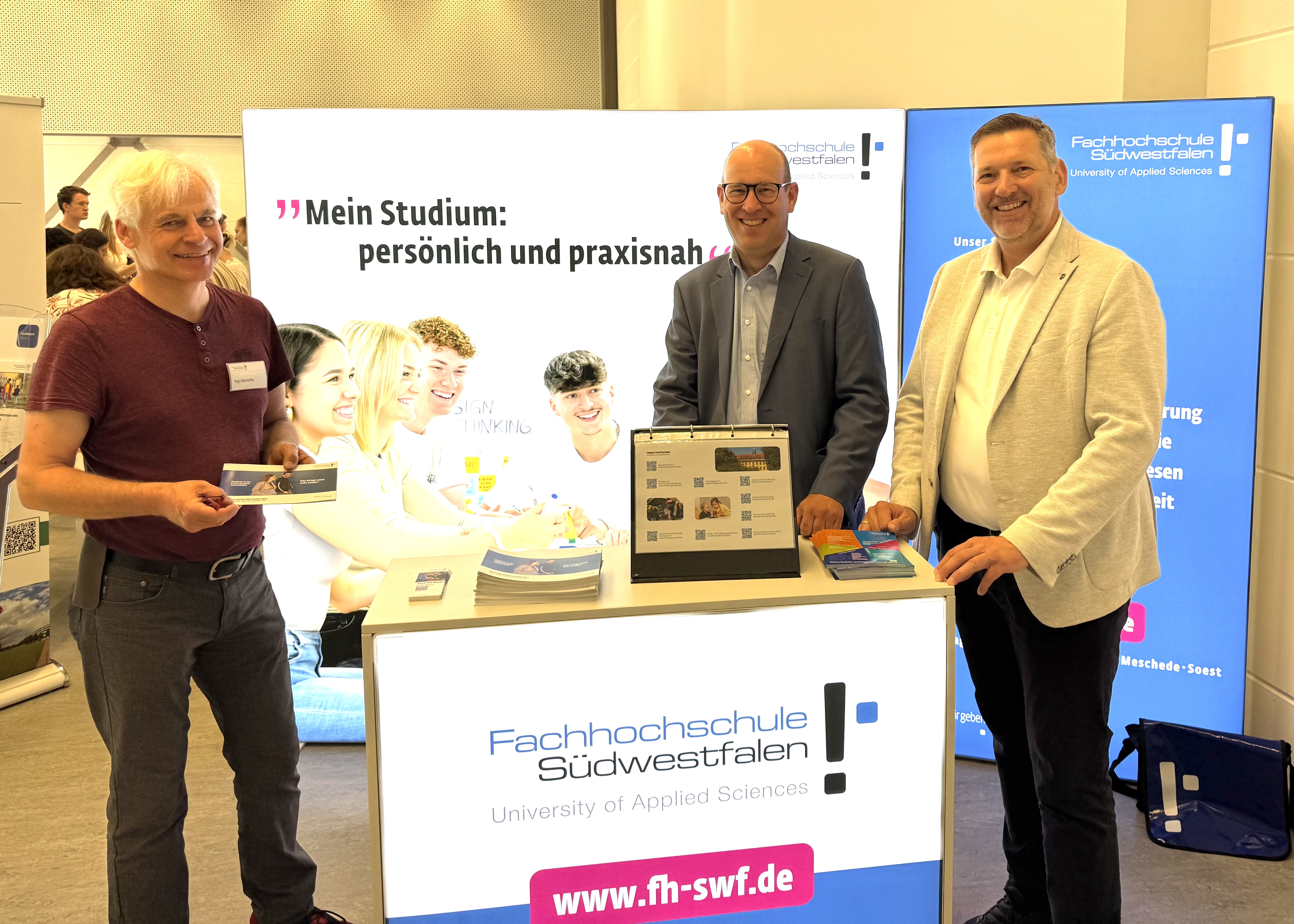 Dr. Ulrich Müller, Kanzler der Fachhochschule Südwestfalen, und Prof. Dr. Dr. Alexander Prange, Rektor der Fachhochschule Südwestfalen, besuchten Studienberater Arp Hinrichs (v. re.) am Messestand der Fachhochschule Südwestfalen.