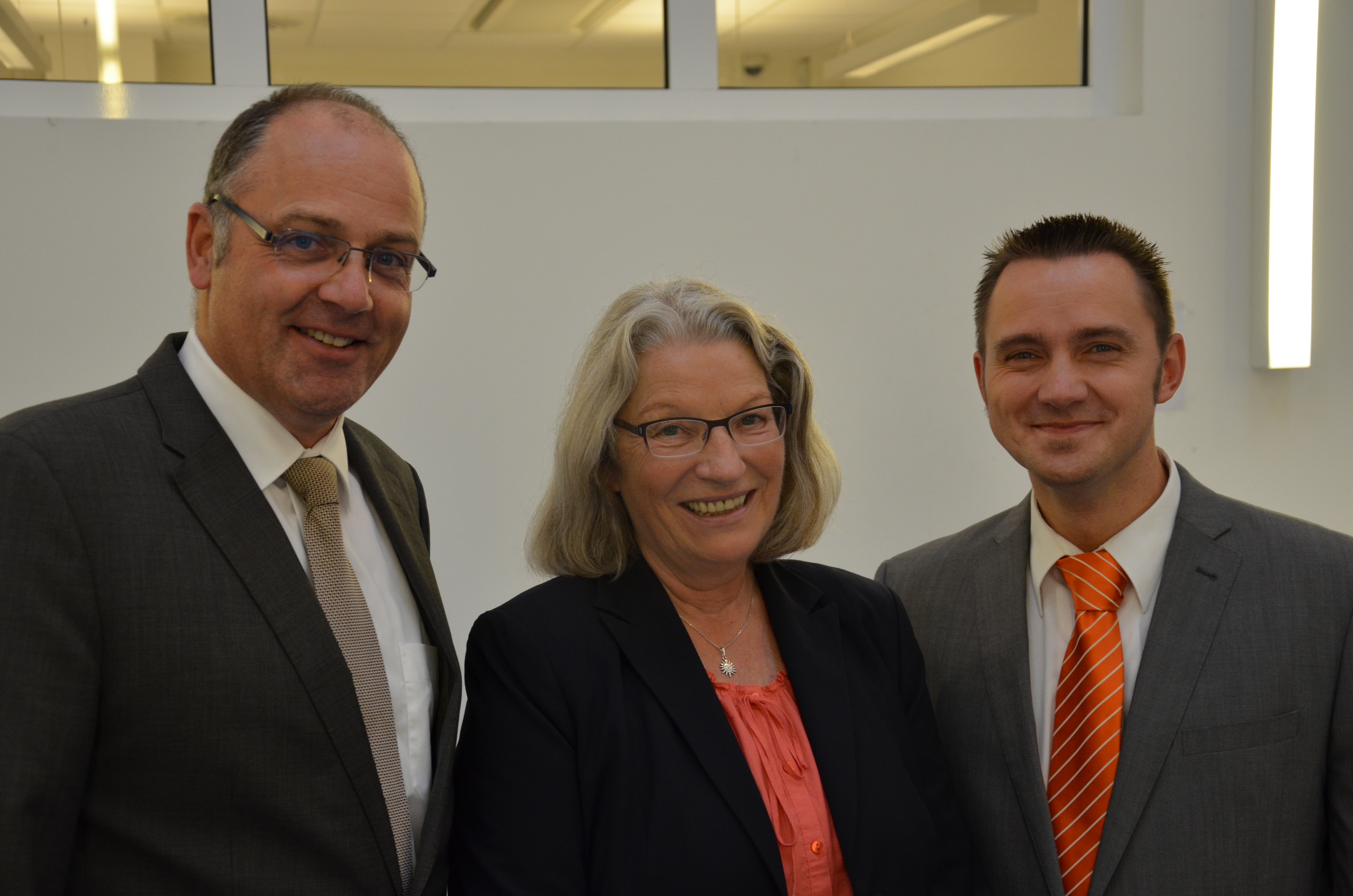 Prof. Dr. Claus Schuster, Rektor der Fachhochschule Südwestfalen, verabschiedete Ingrid Tönges in den Ruhestand. Nachfolger wird Christian Dabrowski (re.).