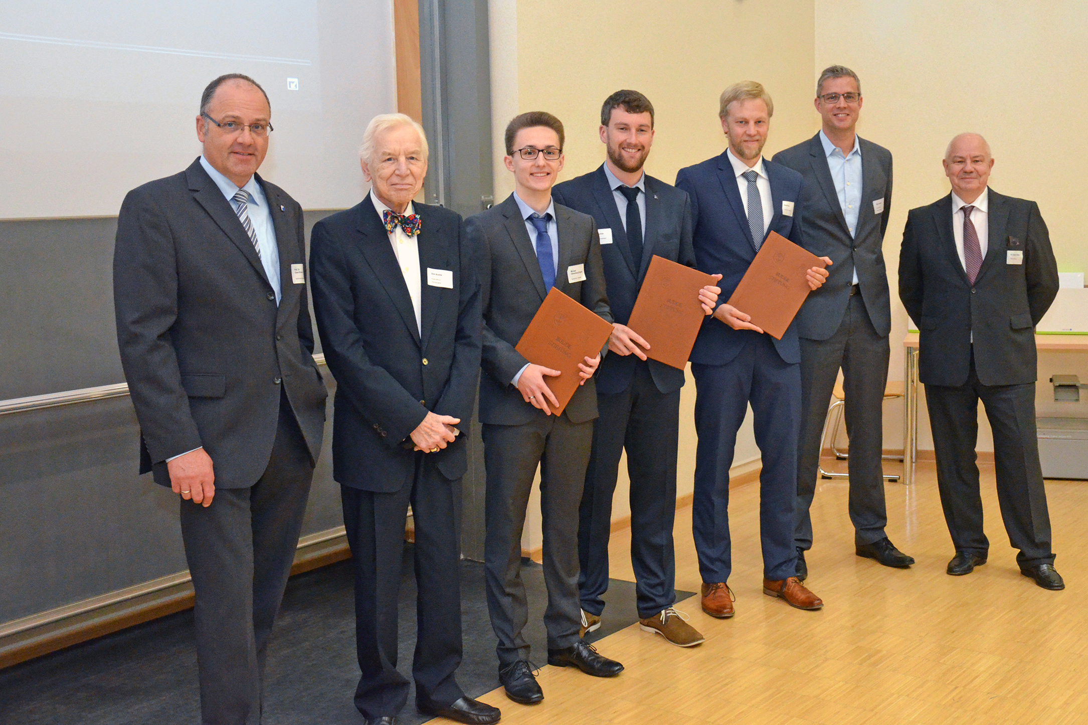 (v.l.n.r.) Rektor Prof. Dr. Claus Schuster, Dipl.-Ing. Dirk Budde, Preisträger: Michael Ossenberg-Engels, Robin Perlick, René Brune, Sven Budde und Dr. Gerd Görtz von der Budde-Stiftung