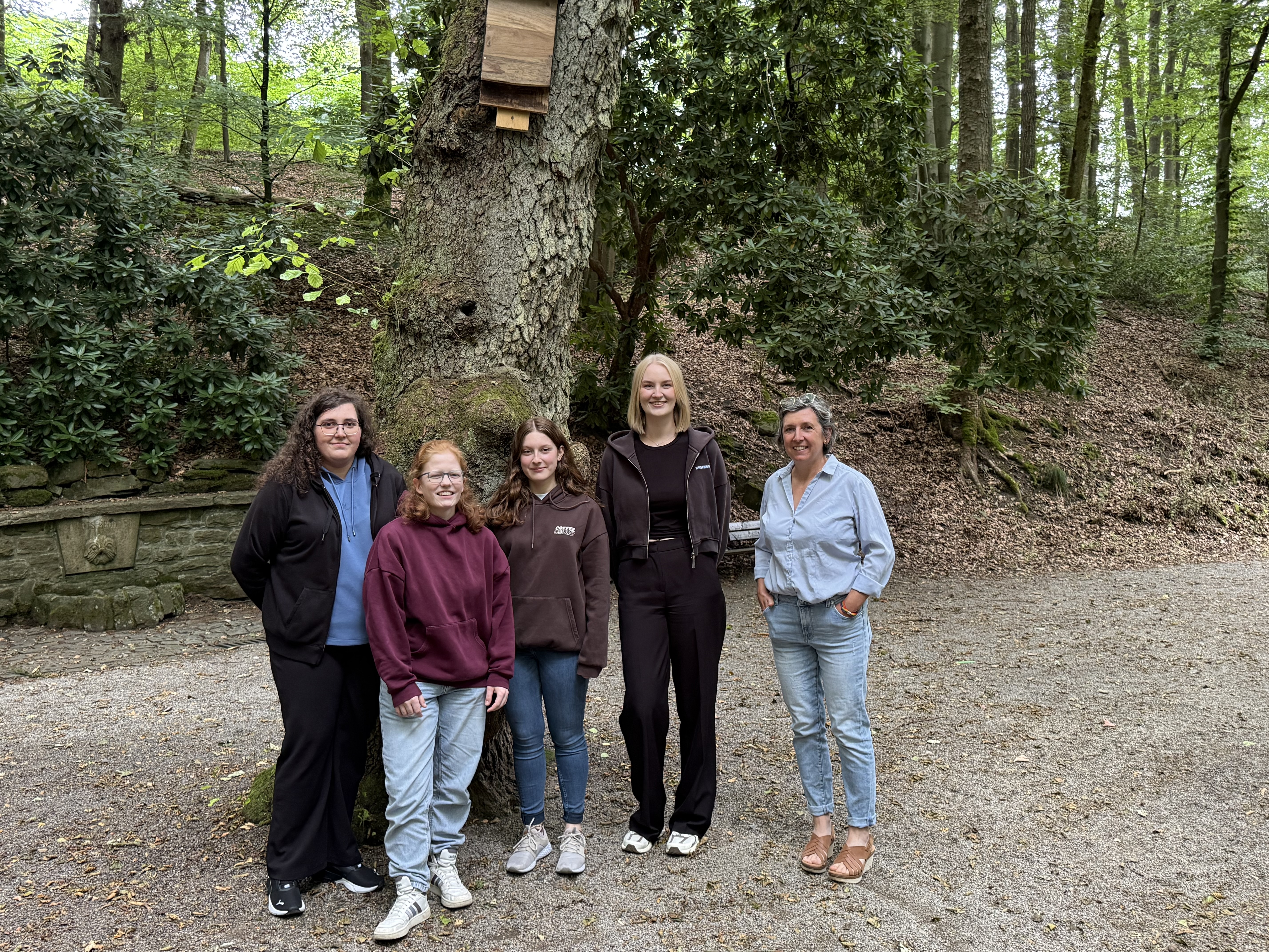 Lara Schmidt, Pia Schmitte, Franziska Keim-Henneck und Emily Braun (v. li.) mit ihrer Praktikumsleiterin Gretel Chometon-Luthe unter einem der Nistkästen am Ballotsbrunnen. Es fehlt Anastasia Schwarz.