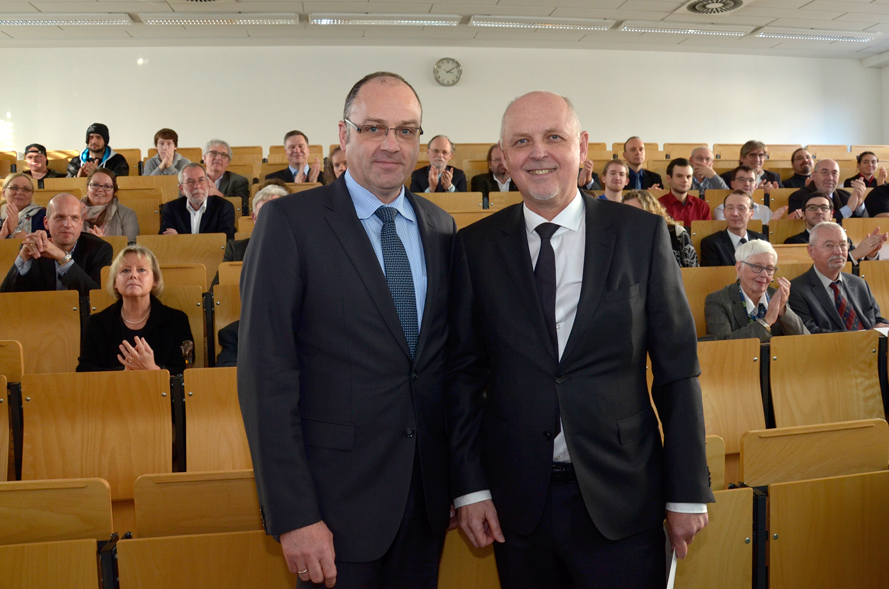 (v.l.n.r.) Rektor Prof. Dr. Claus Schuster mit dem neuen Honorarprofessor Andreas Göbel